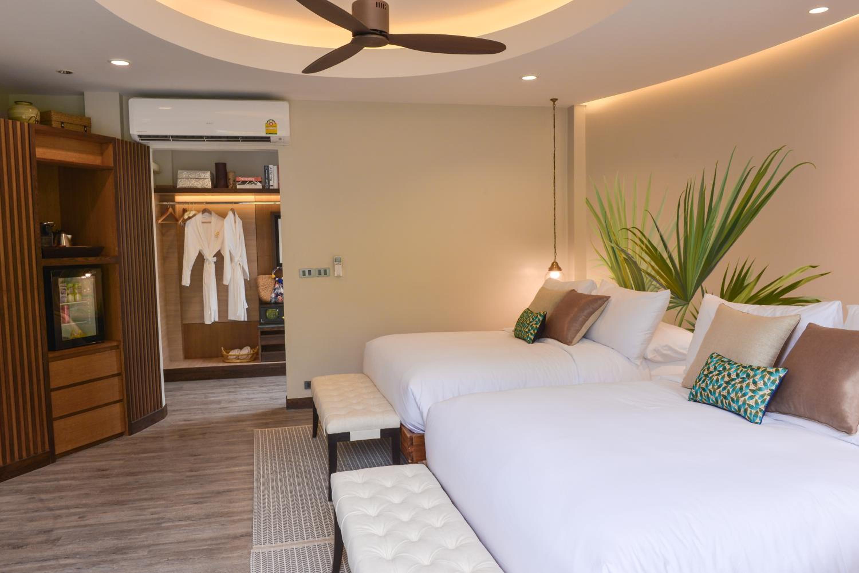 Deluxe Queen Room with Two Queen Beds - Garden View photo 2