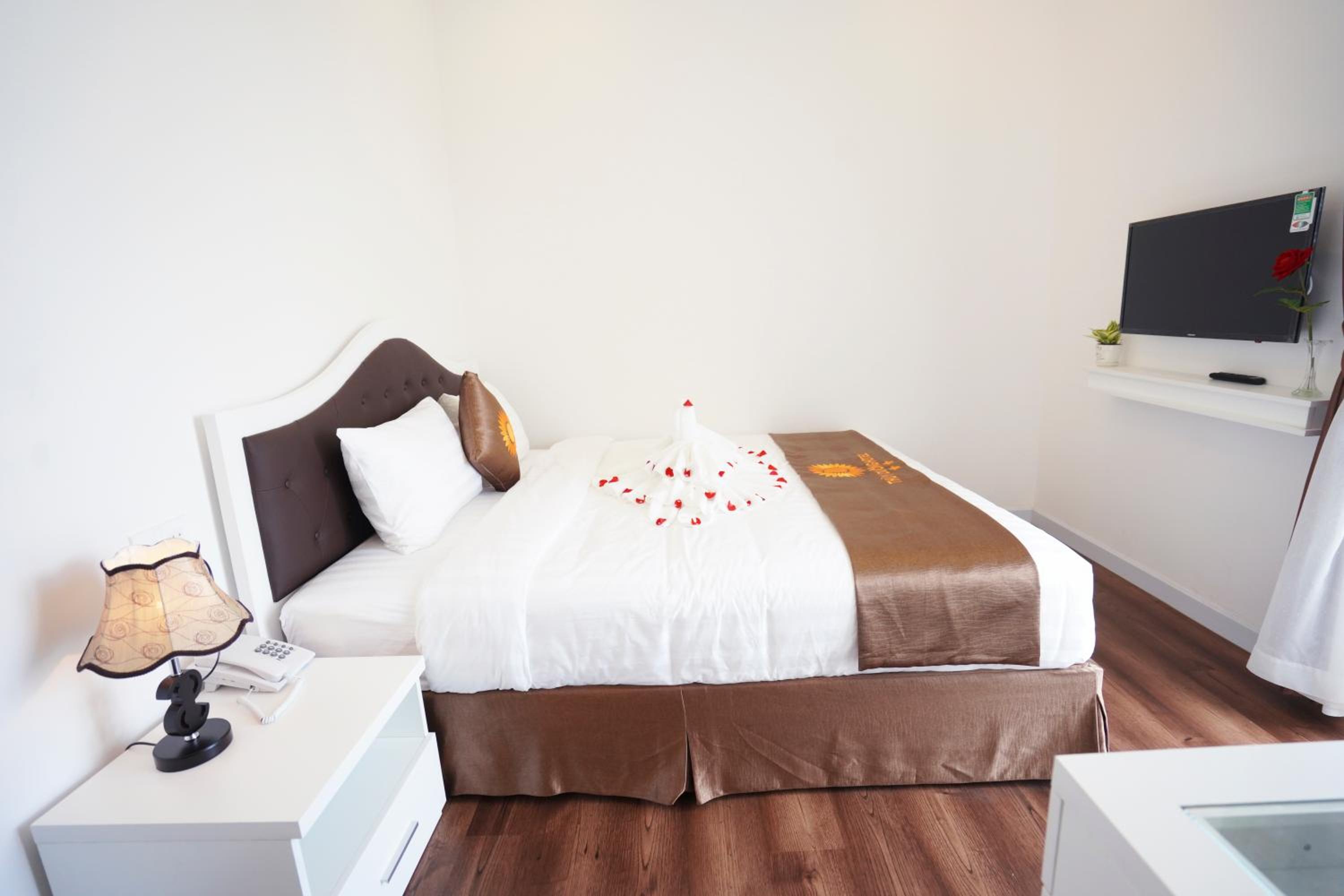 Deluxe Double Room with Balcony - Photo 4