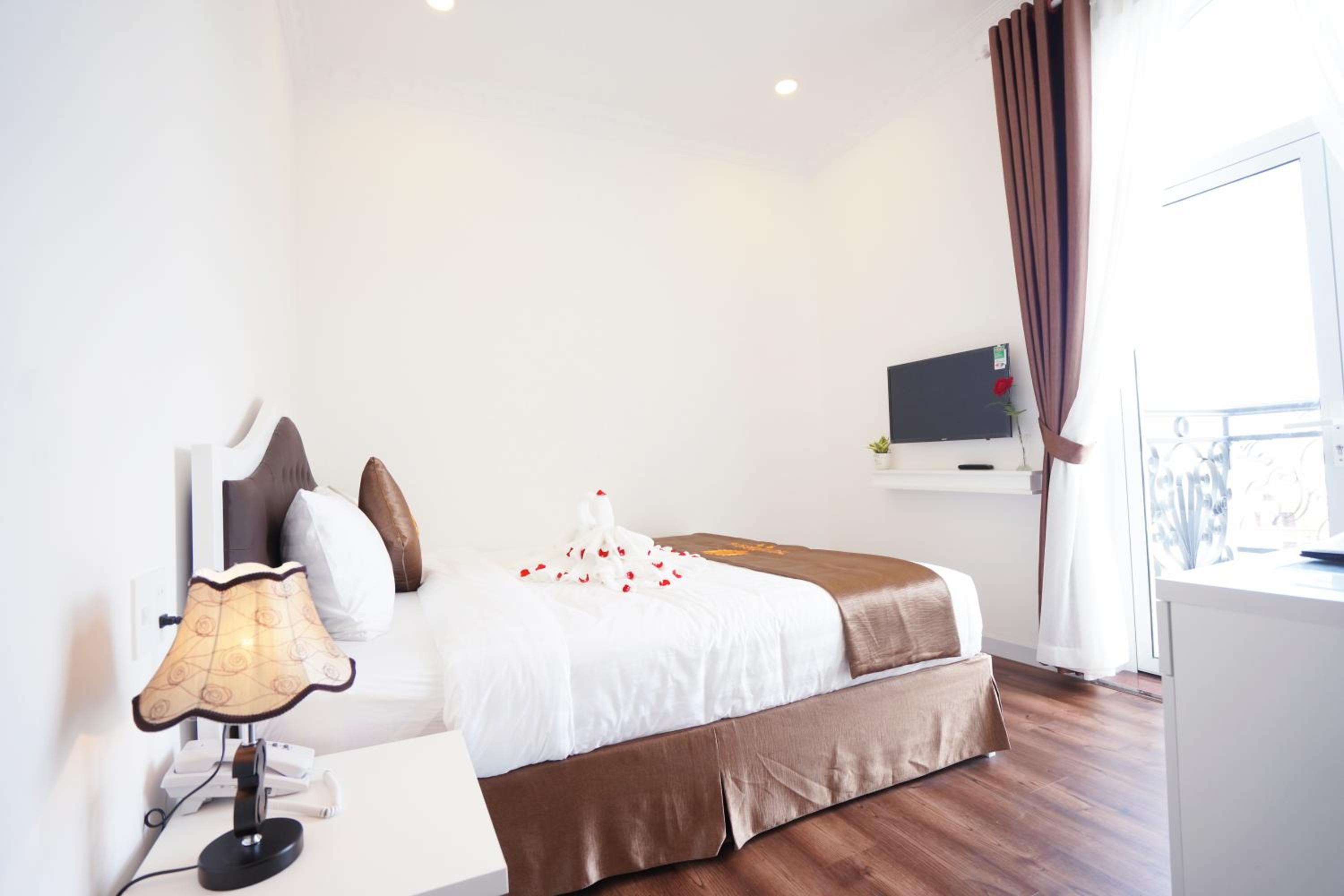 Deluxe Double Room with Balcony - Photo 5