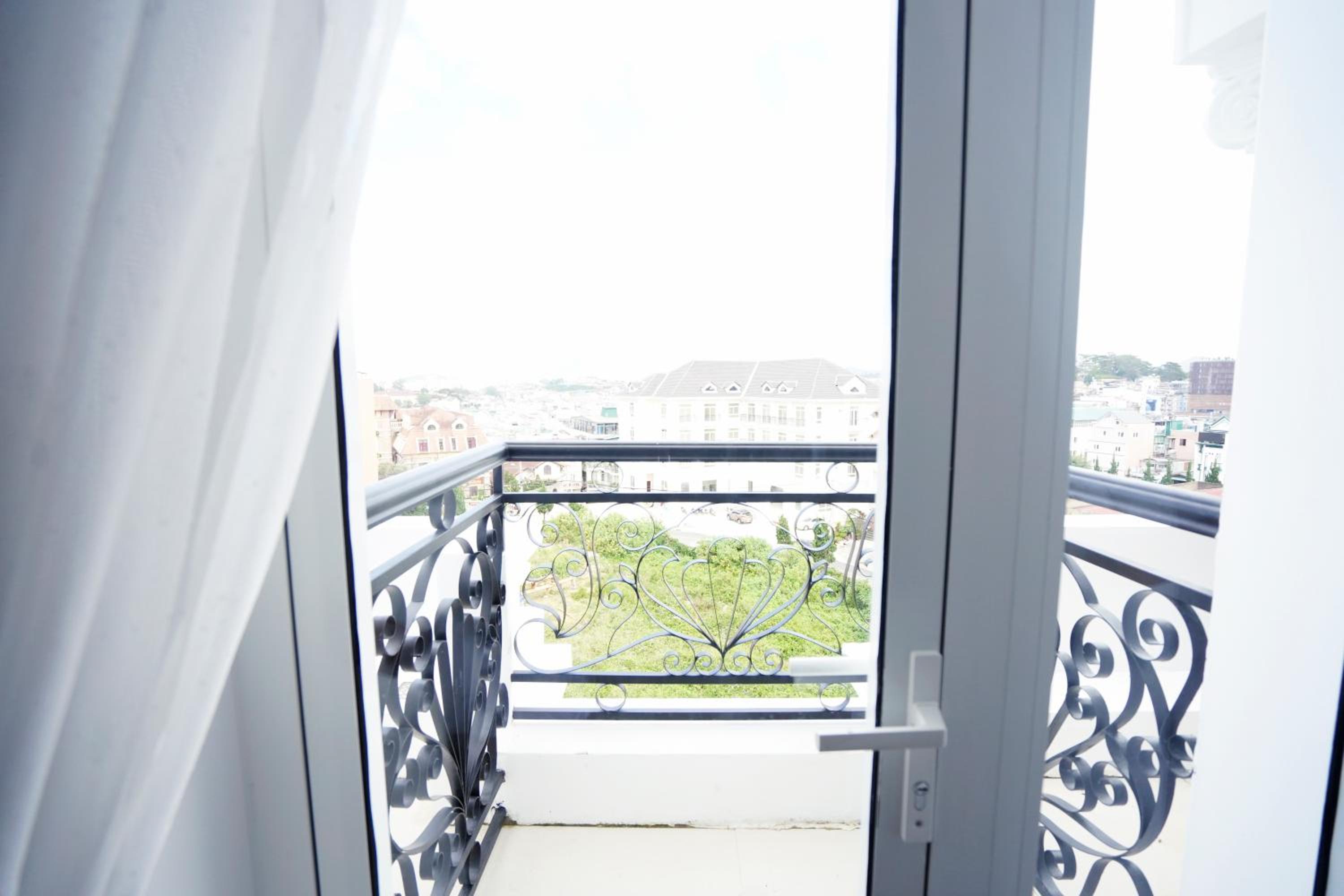 Deluxe Double Room with Balcony - Photo 7