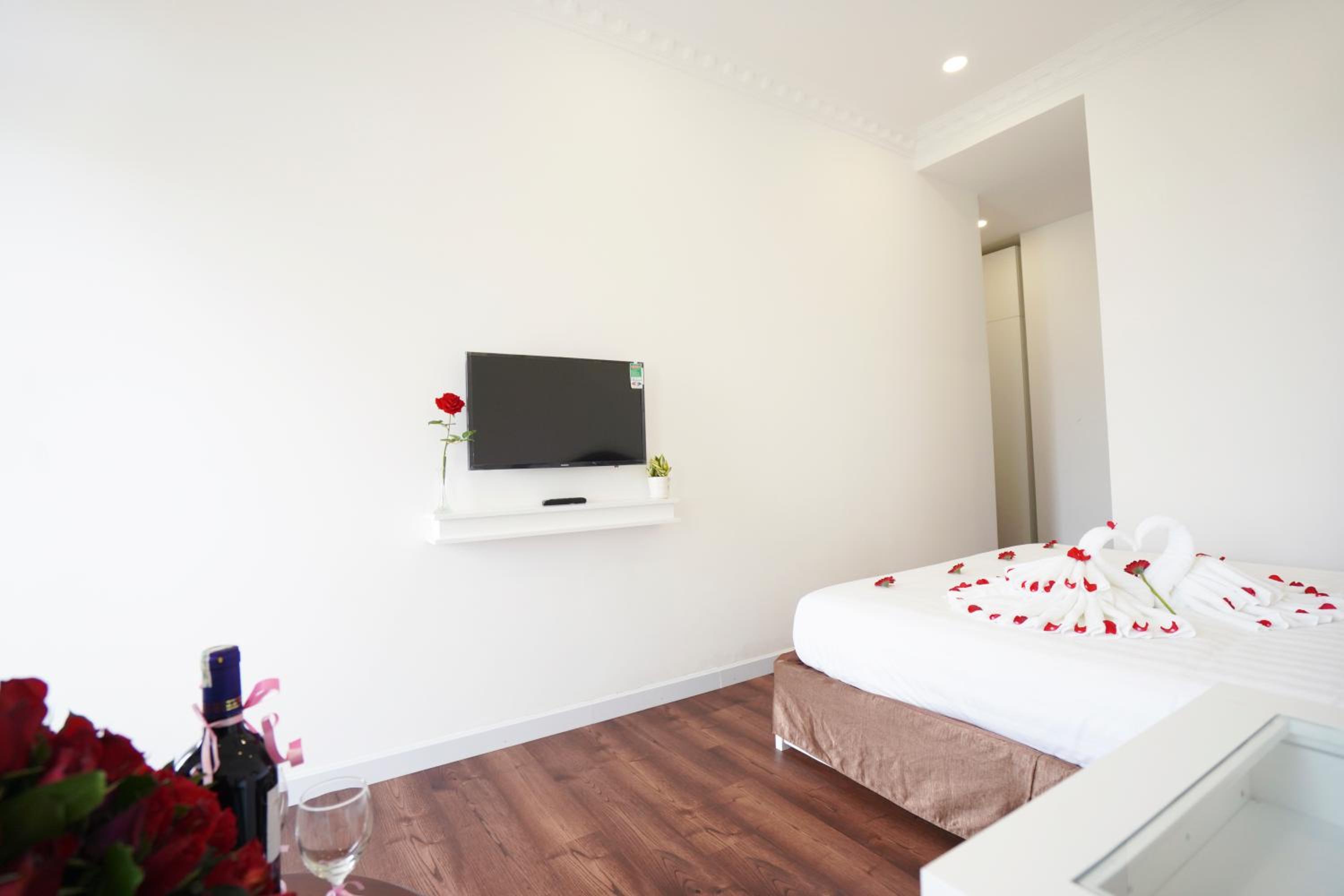 Deluxe Double Room with Balcony - Photo 17