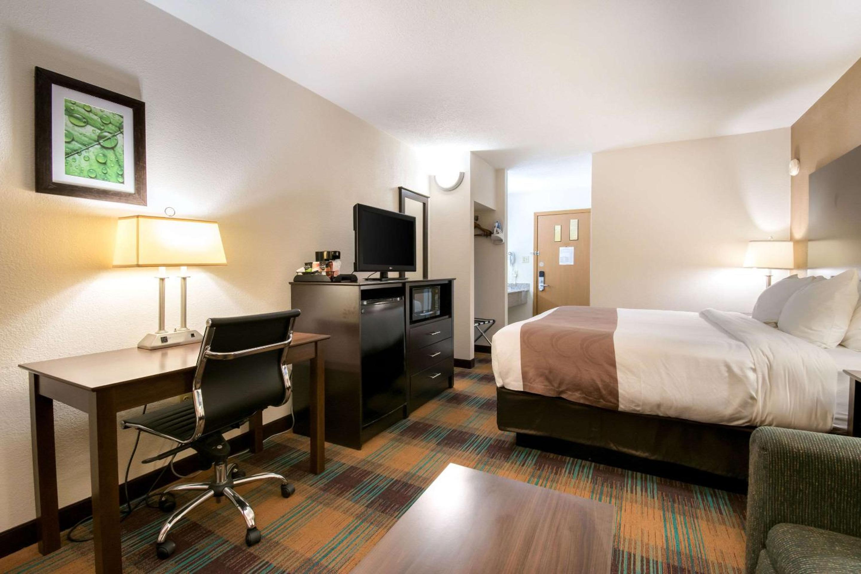King Room - Non-Smoking - Photo 8