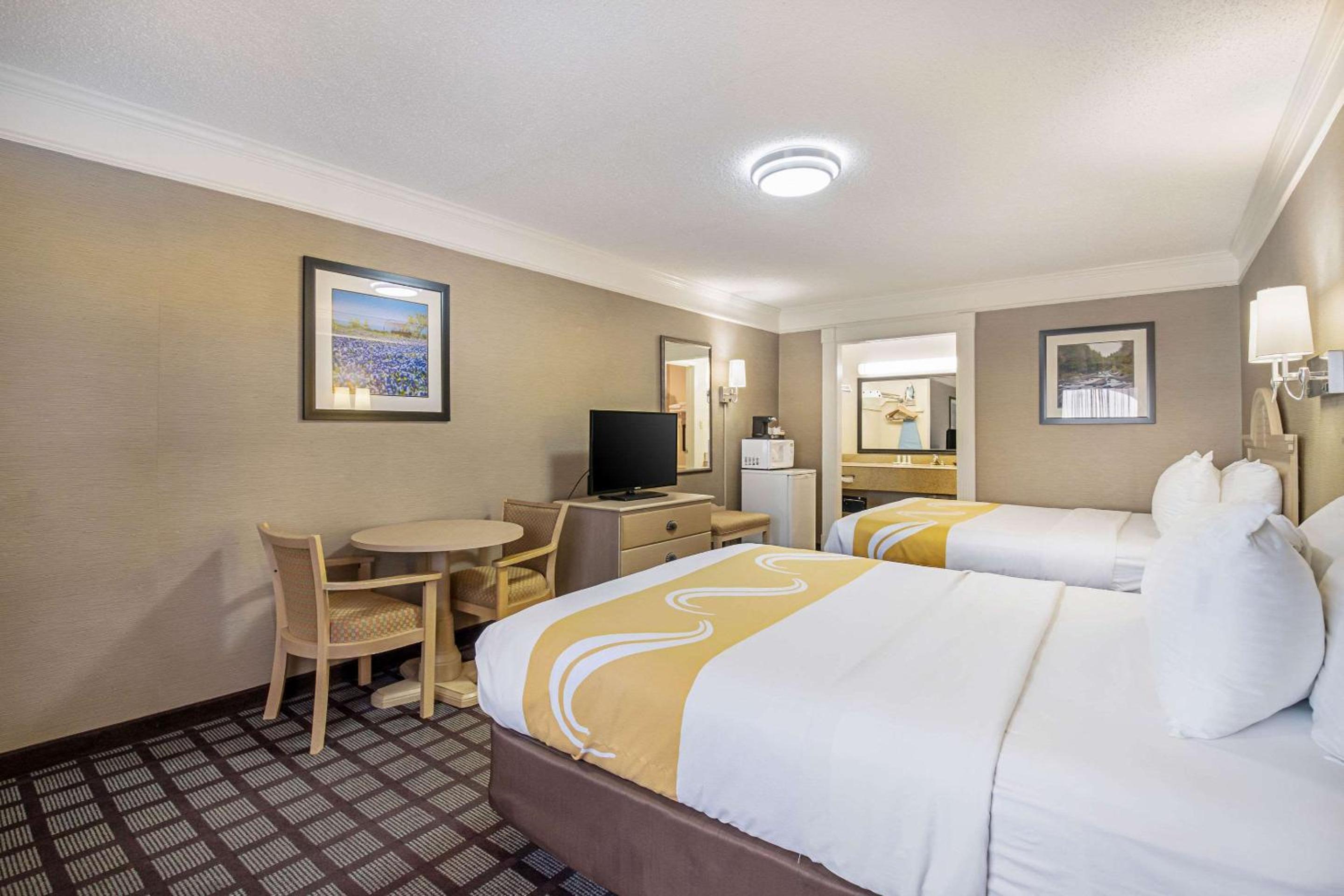 Queen Room with Two Queen Beds - Non-Smoking - Photo 1
