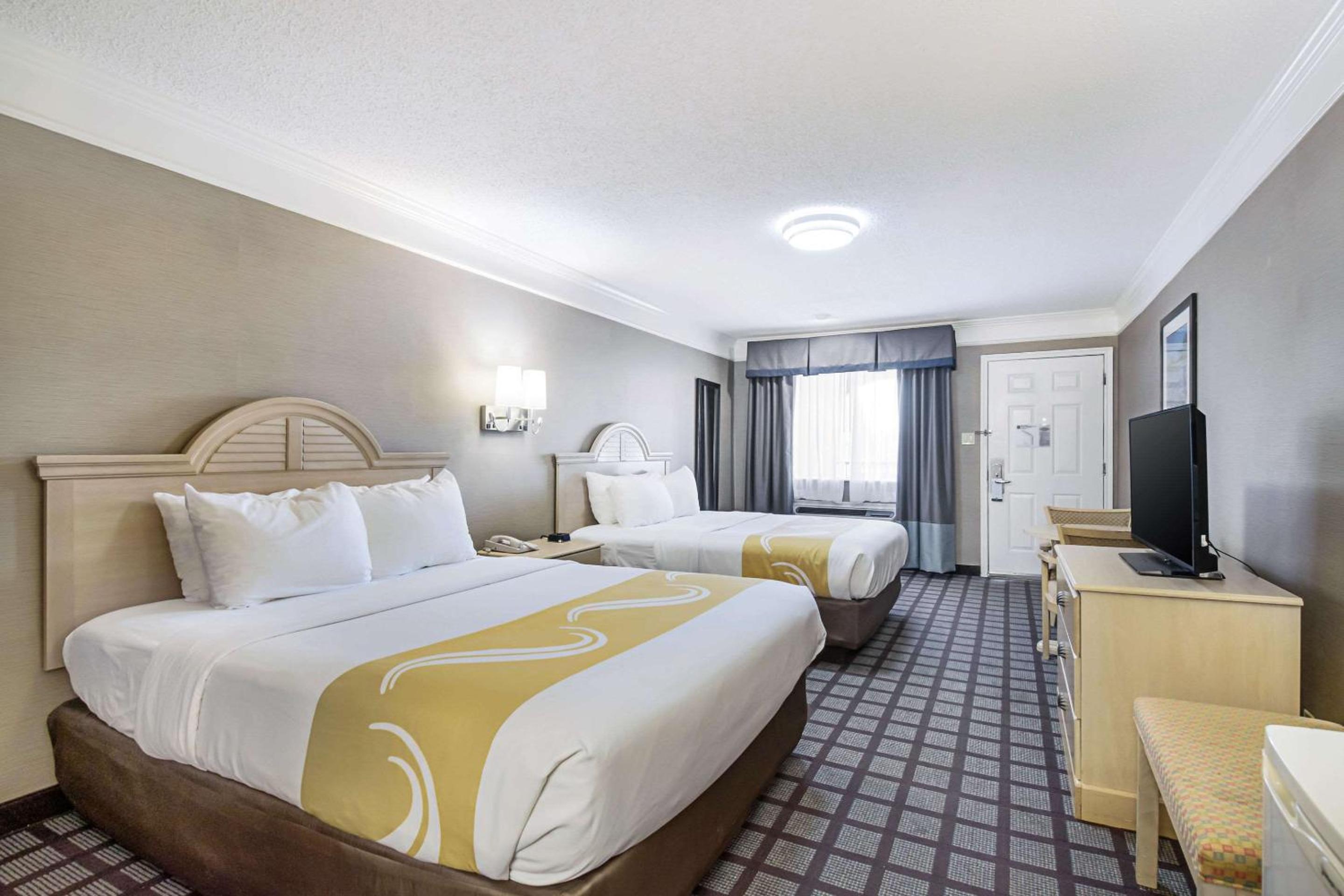 Queen Room with Two Queen Beds - Non-Smoking - Photo 4