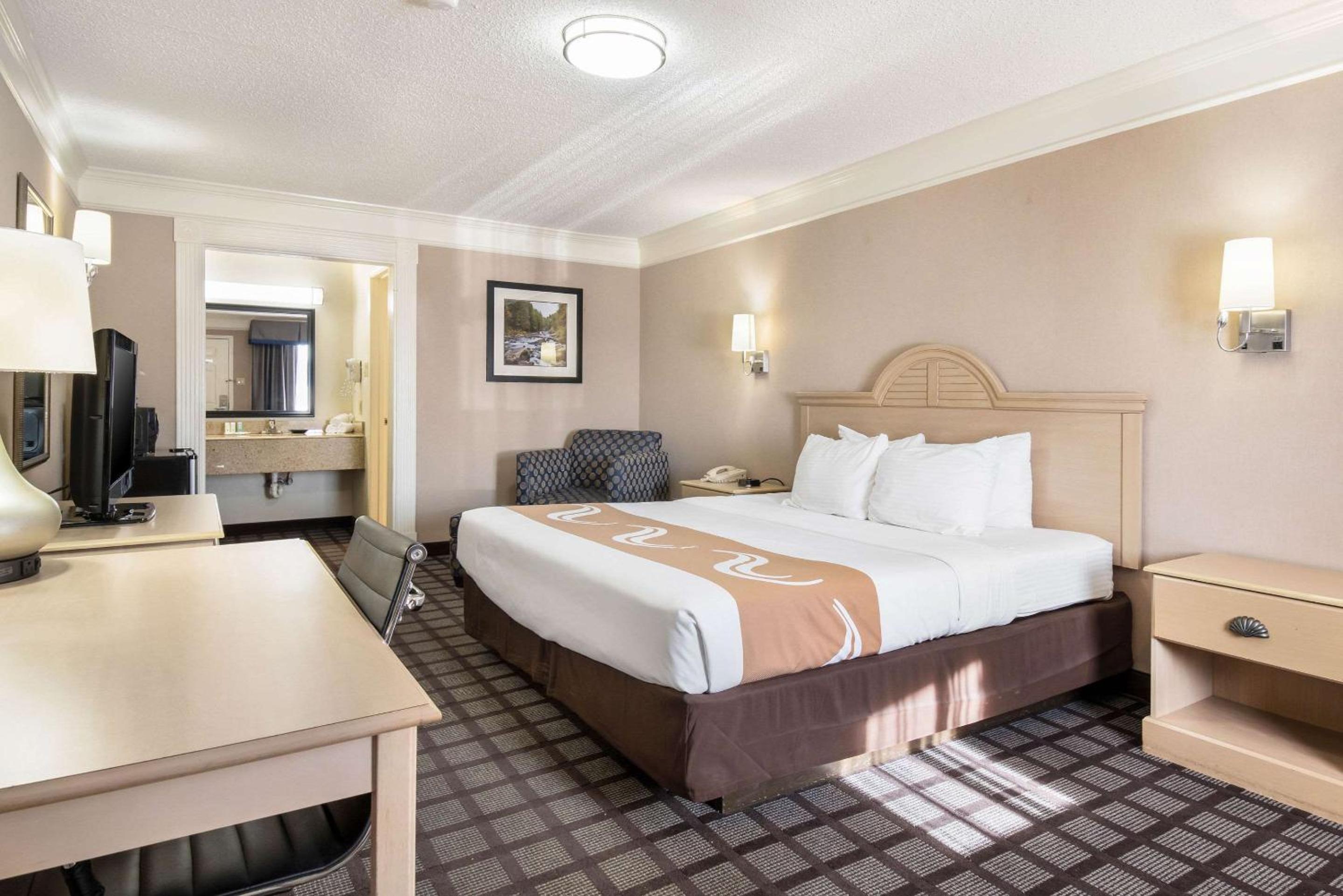 King Room - Non-Smoking - Photo 3