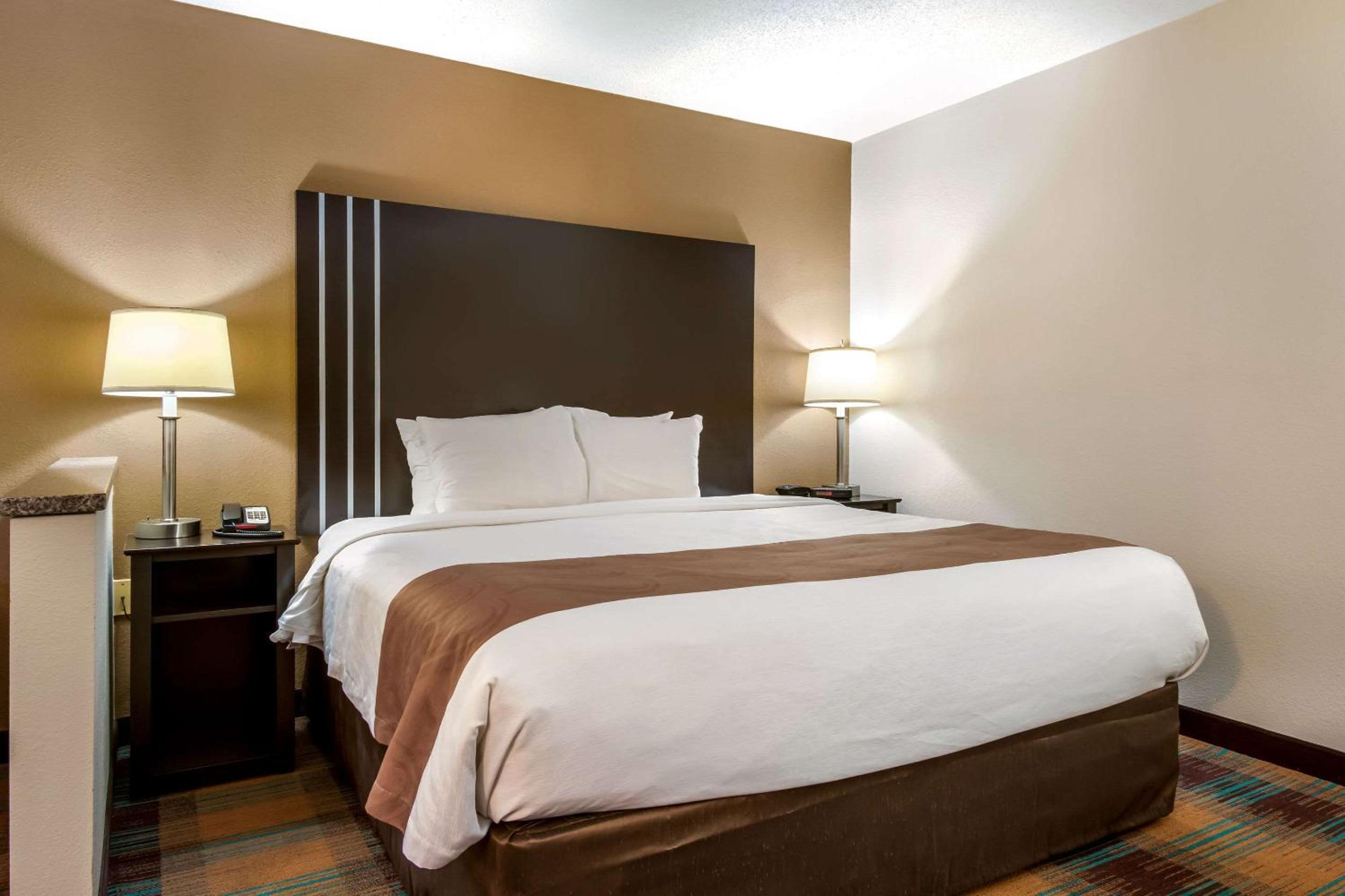 King Room - Non-Smoking - Photo 5