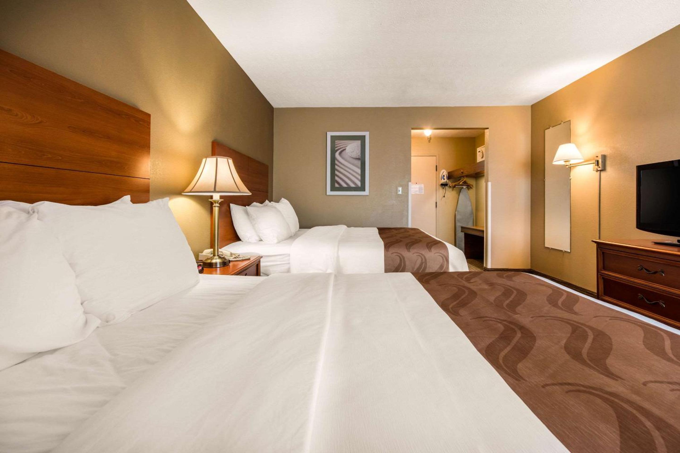 Queen Room with Two Queen Beds - Non-Smoking - Photo 4