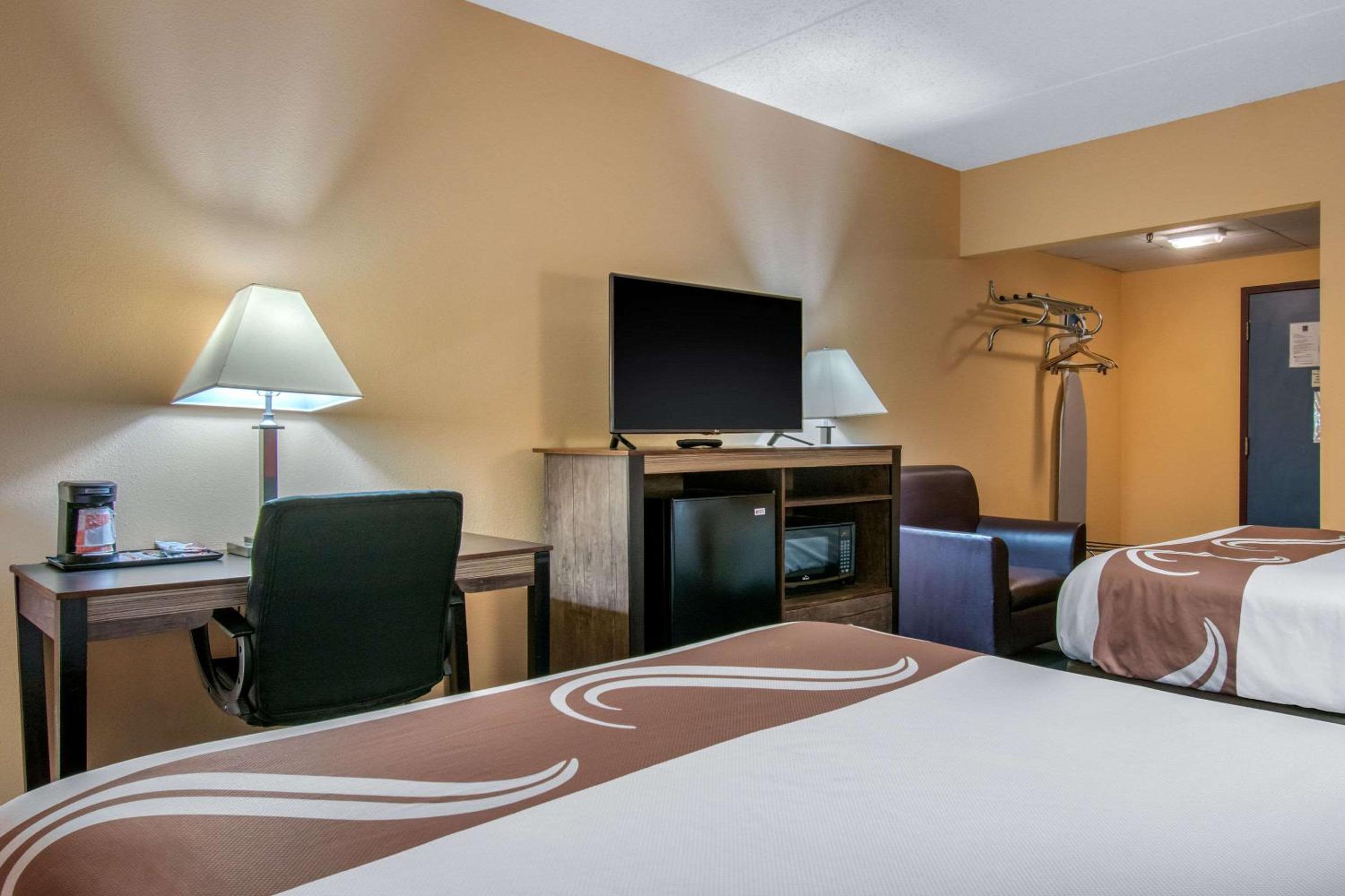 Queen Room with Two Queen Beds - Non-Smoking photo 2