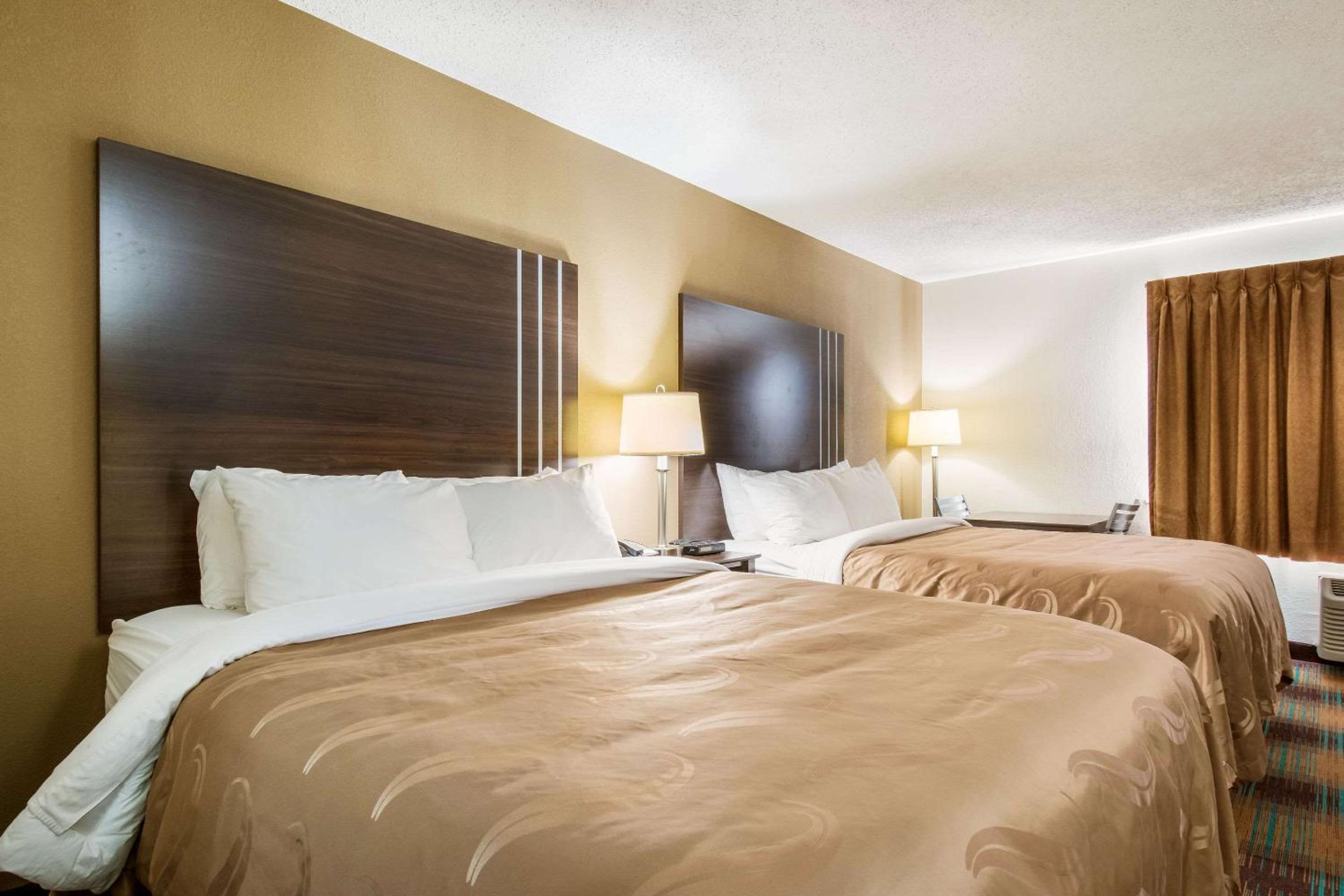 Queen Room with Two Queen Beds - Photo 2