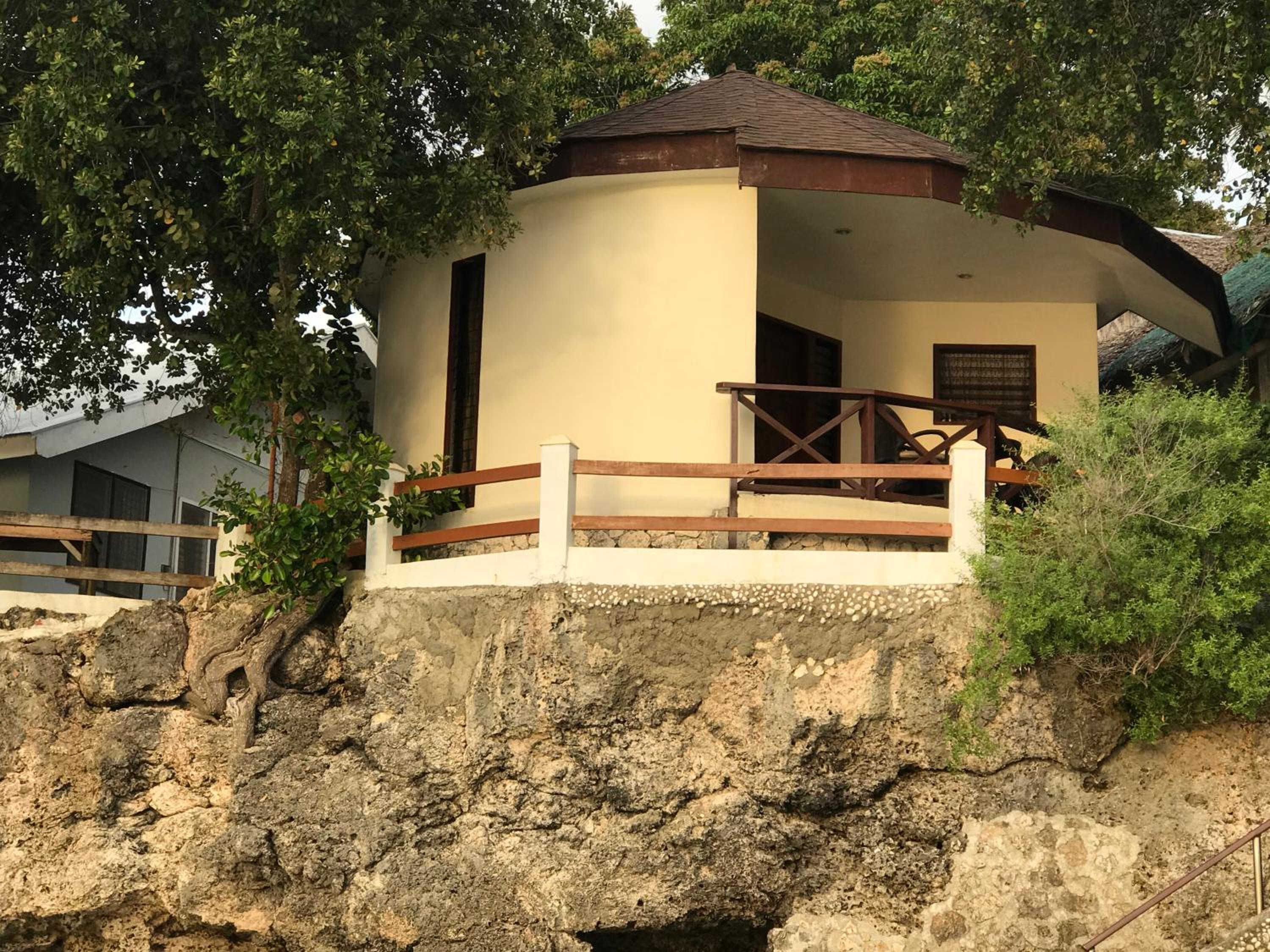Bungalow - Water Front  - Photo 9