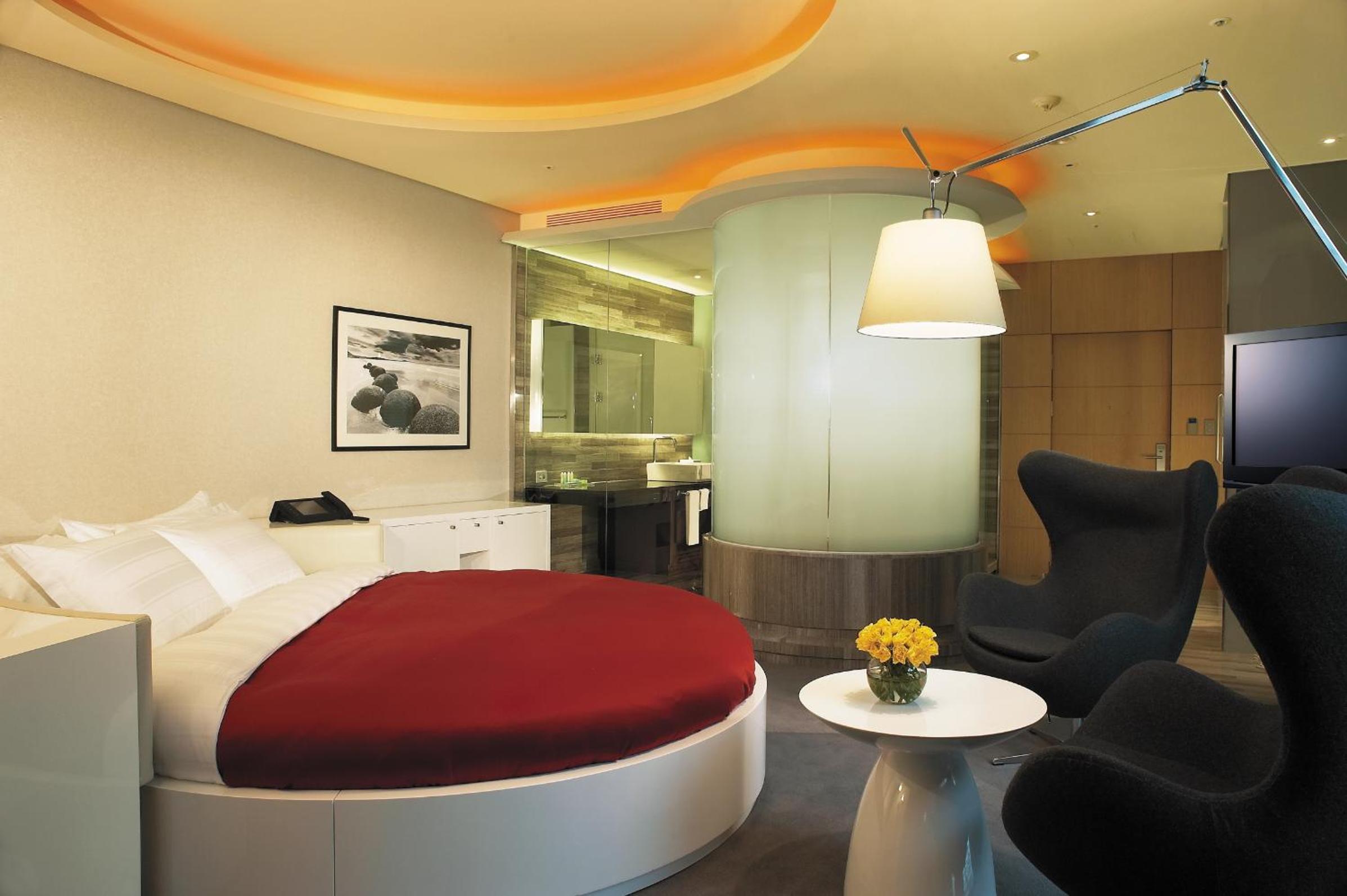 Corner Suite with Round Bed photo 2
