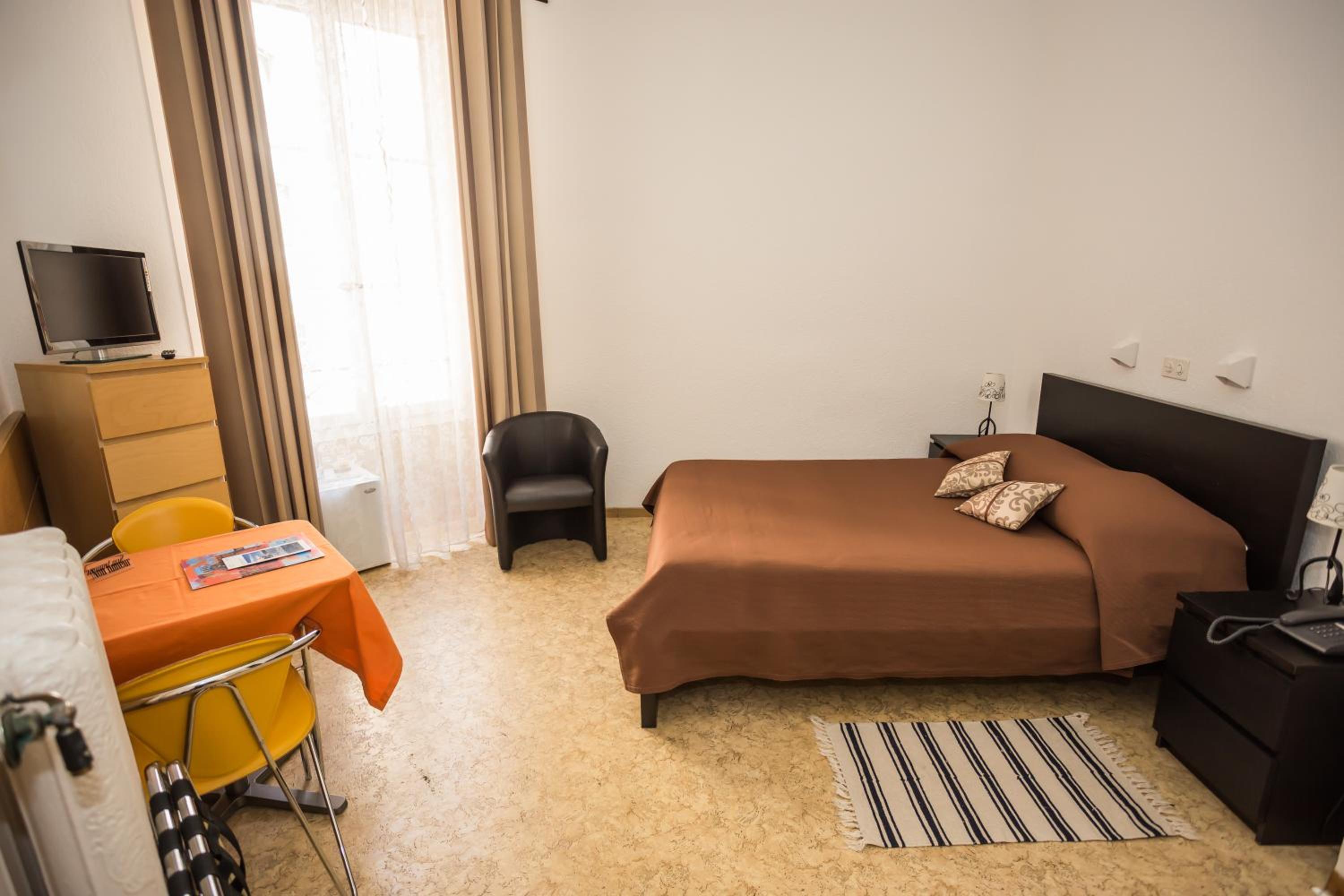 Double Room - Photo 2