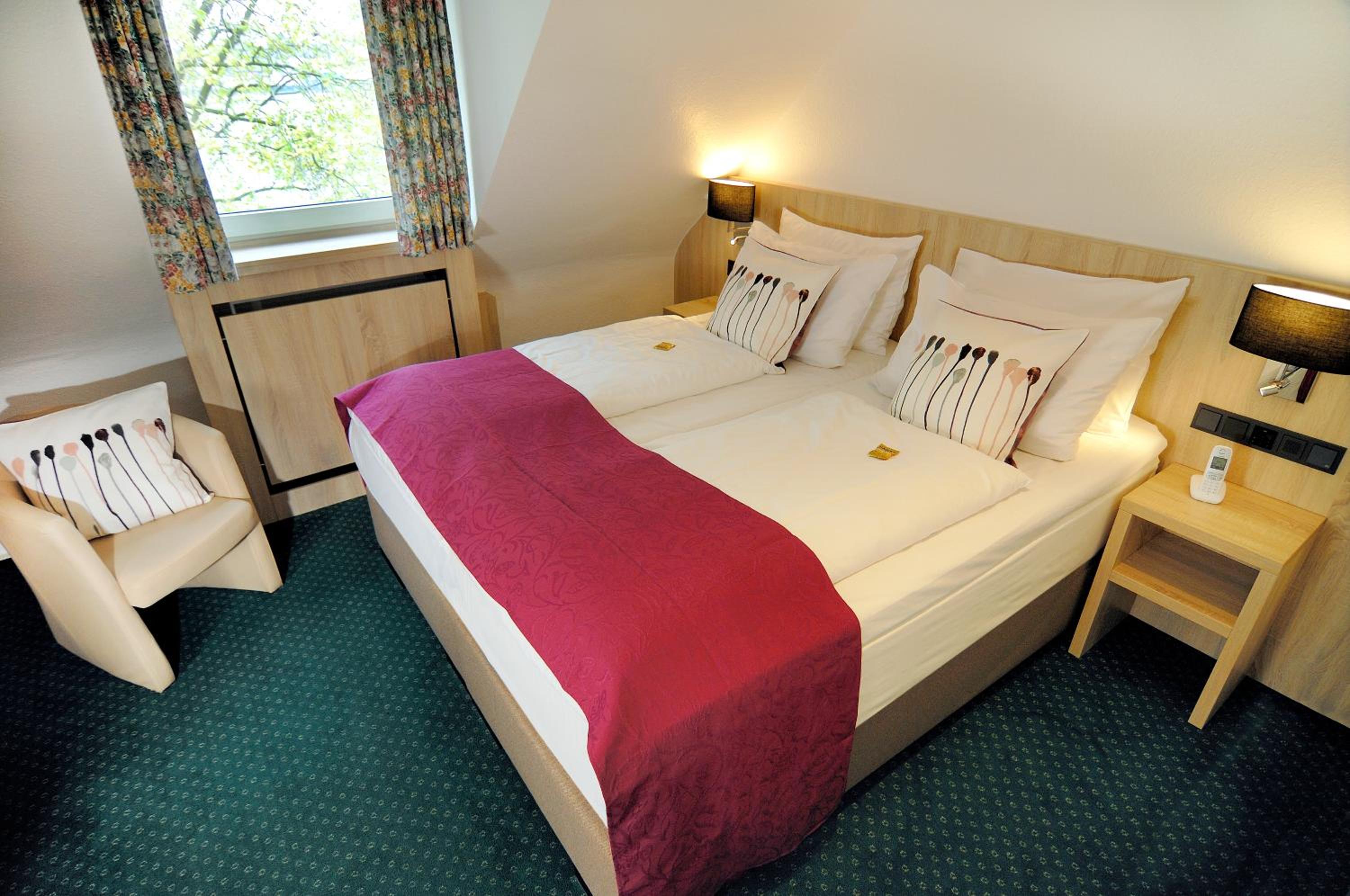 Deluxe Double Room with Shower - Photo 12