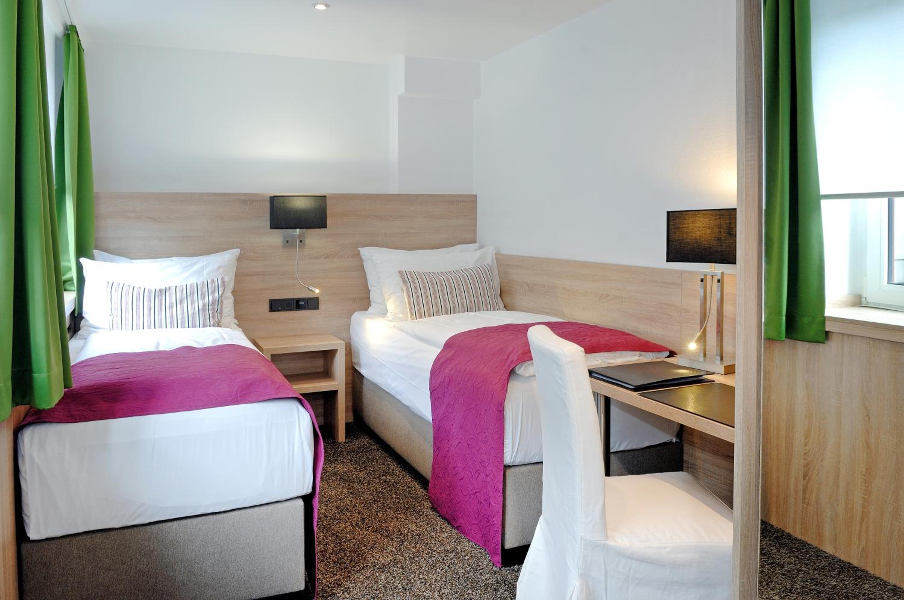 Deluxe Double Room with Shower - Photo 9