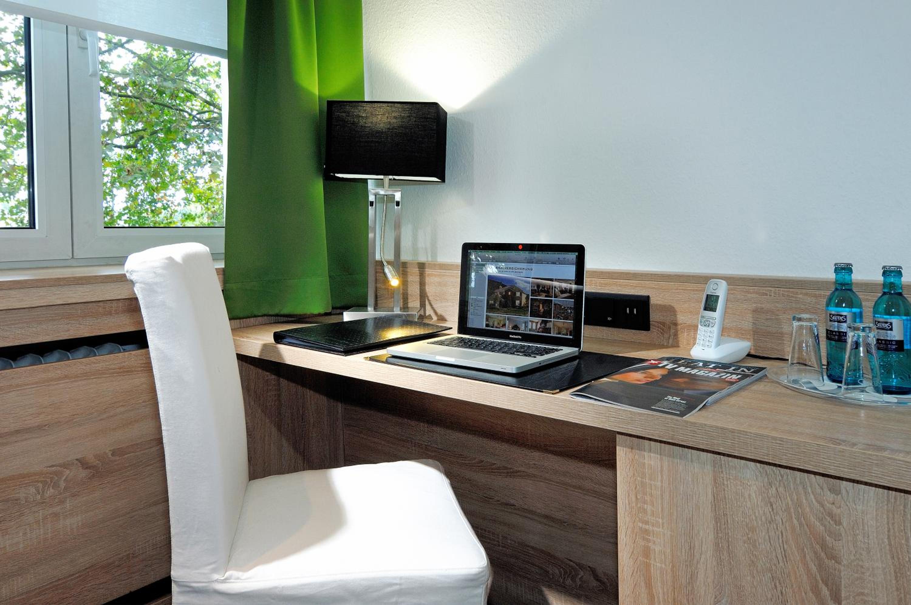 Deluxe Double Room with Shower - Photo 11