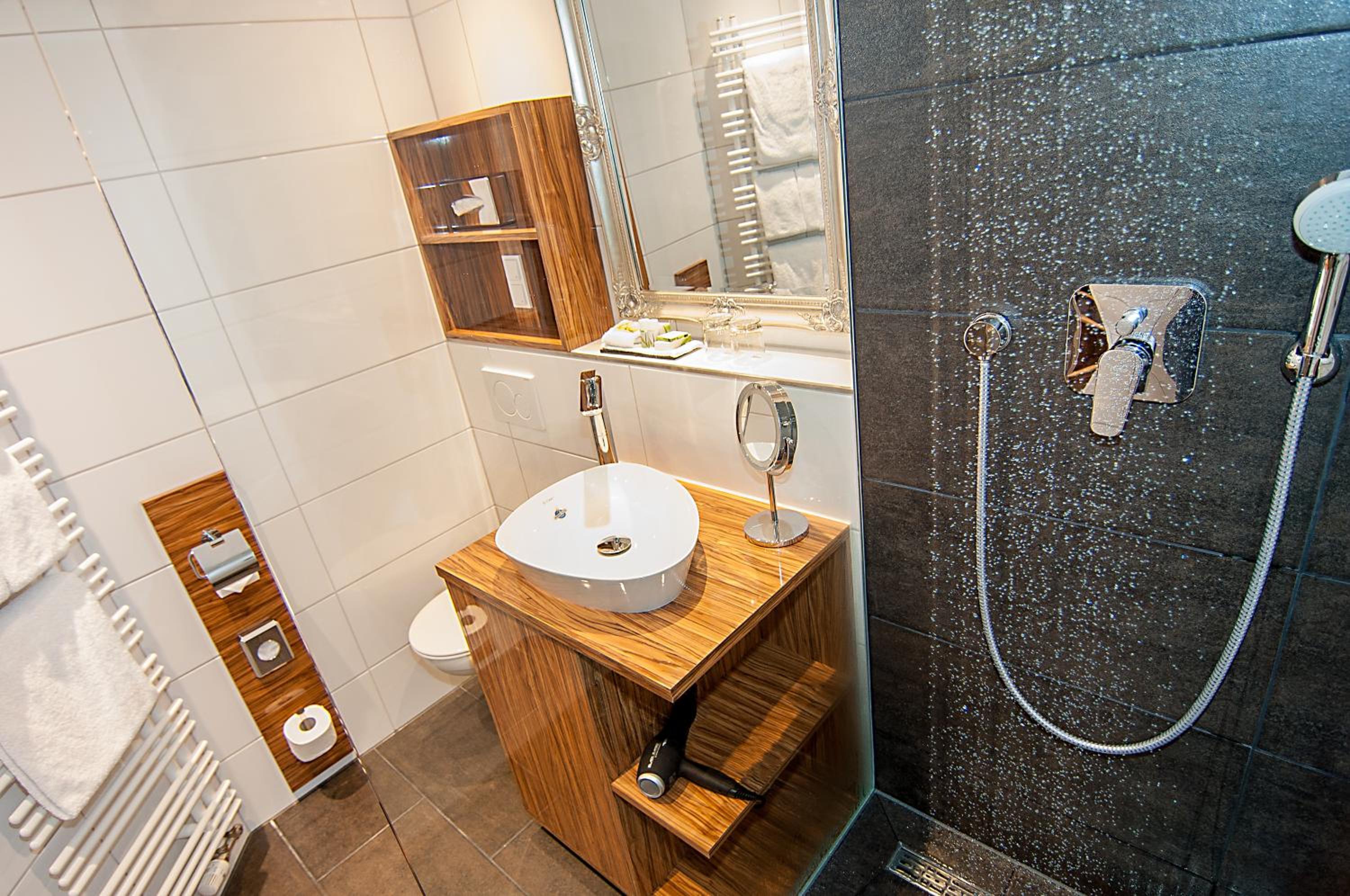 Deluxe Double Room with Shower - Photo 6