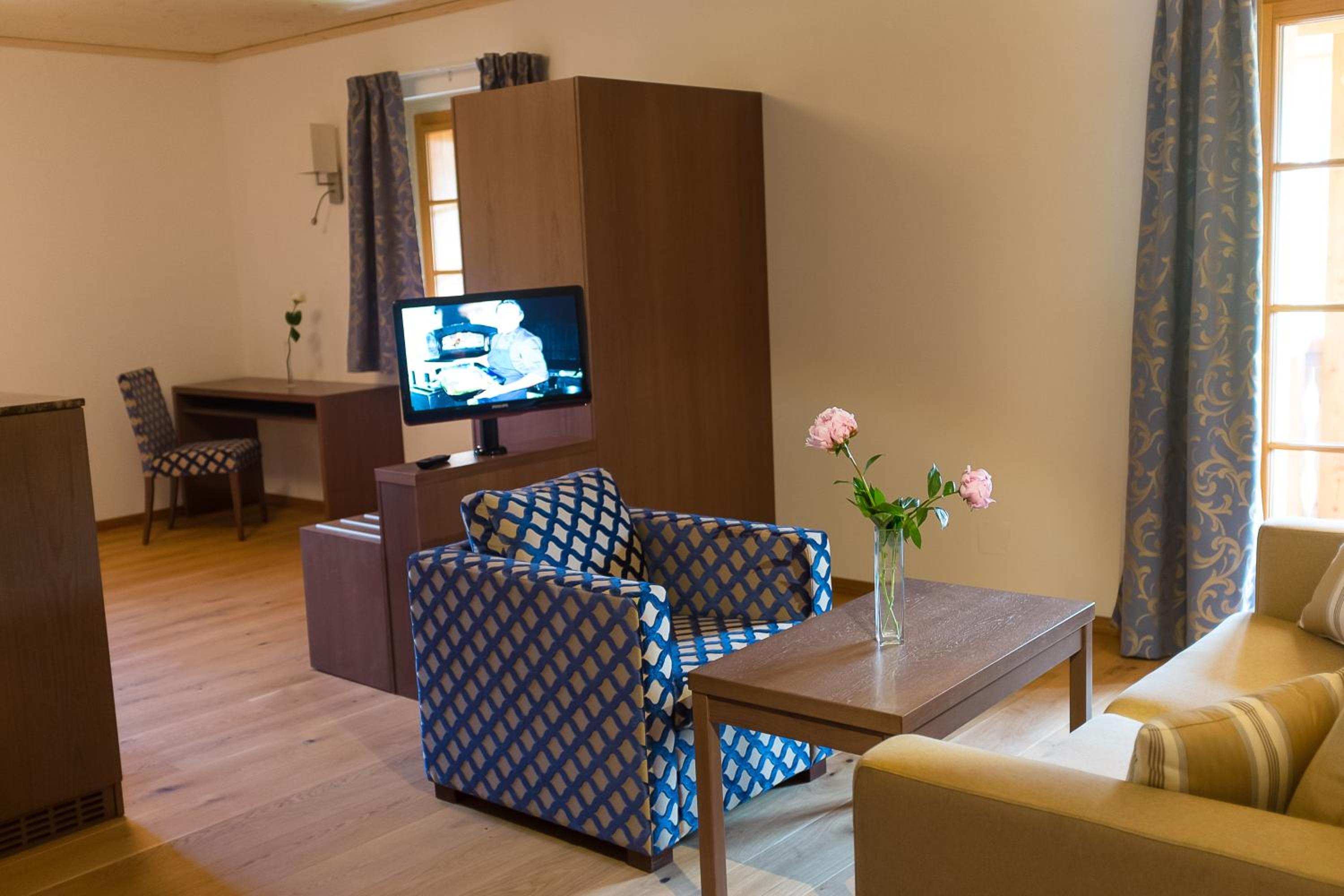 Suite with Side Lake View photo 3