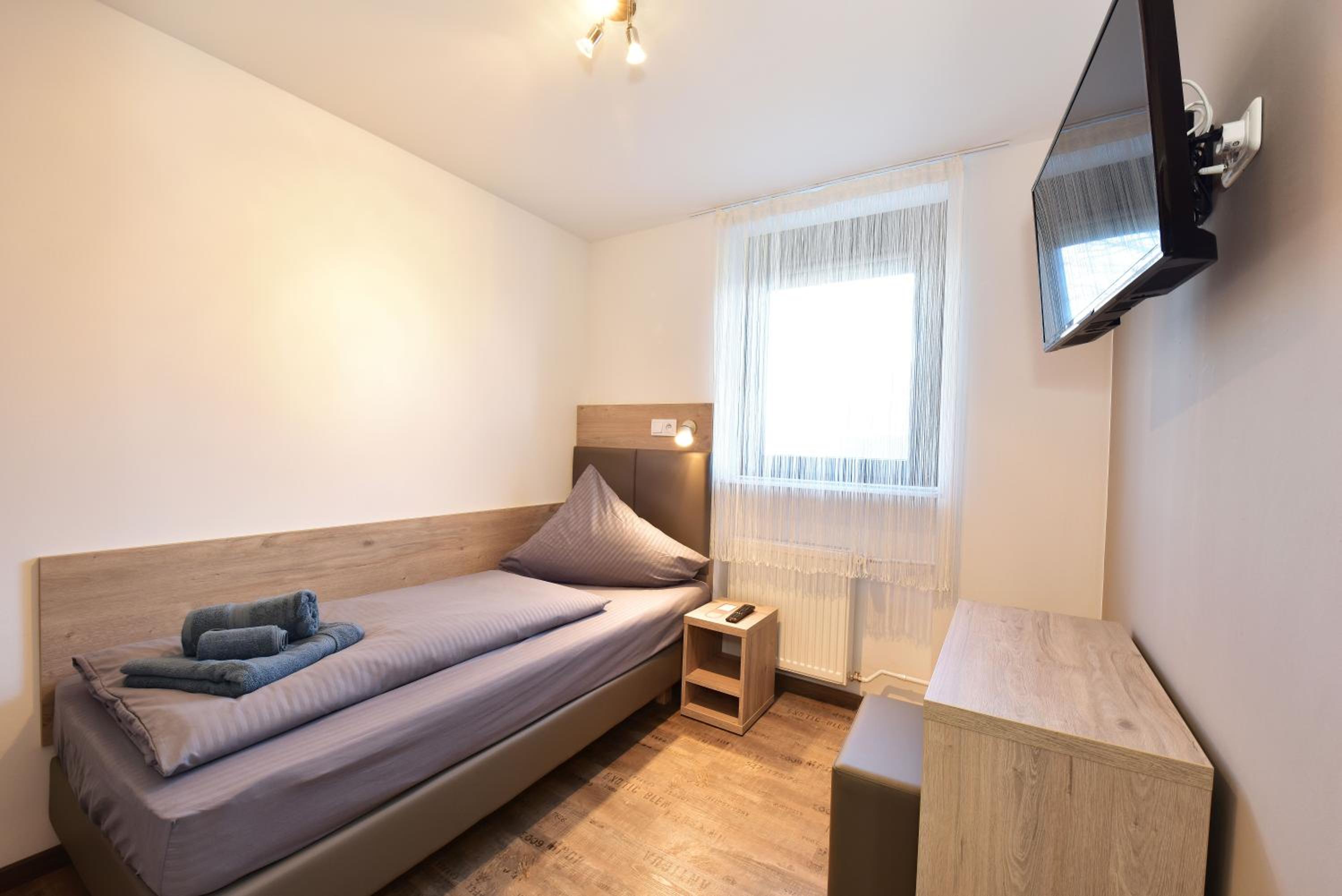 Single Room with Shared Shower and Toilet photo 2