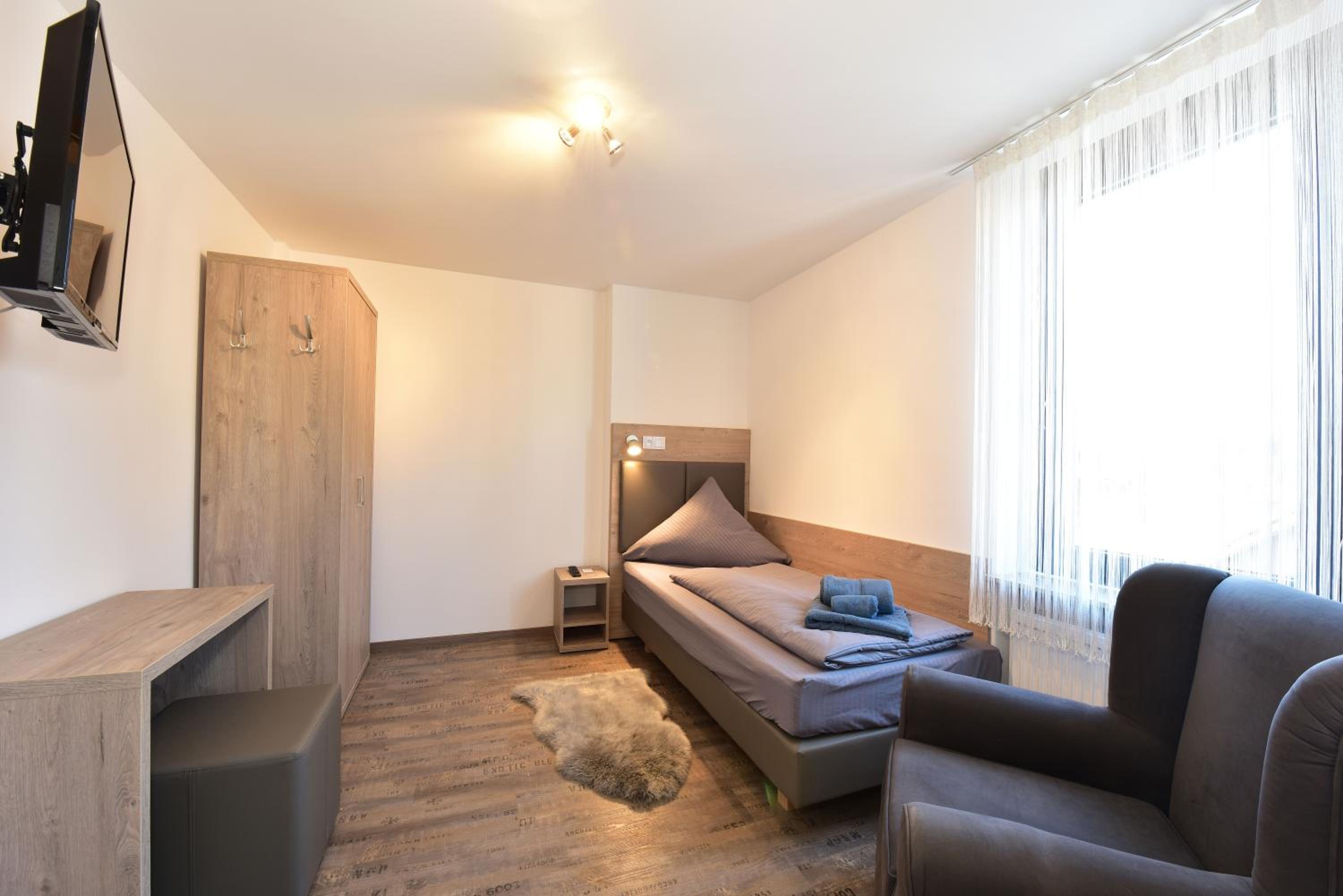 Single Room with Shared Shower and Toilet photo 1