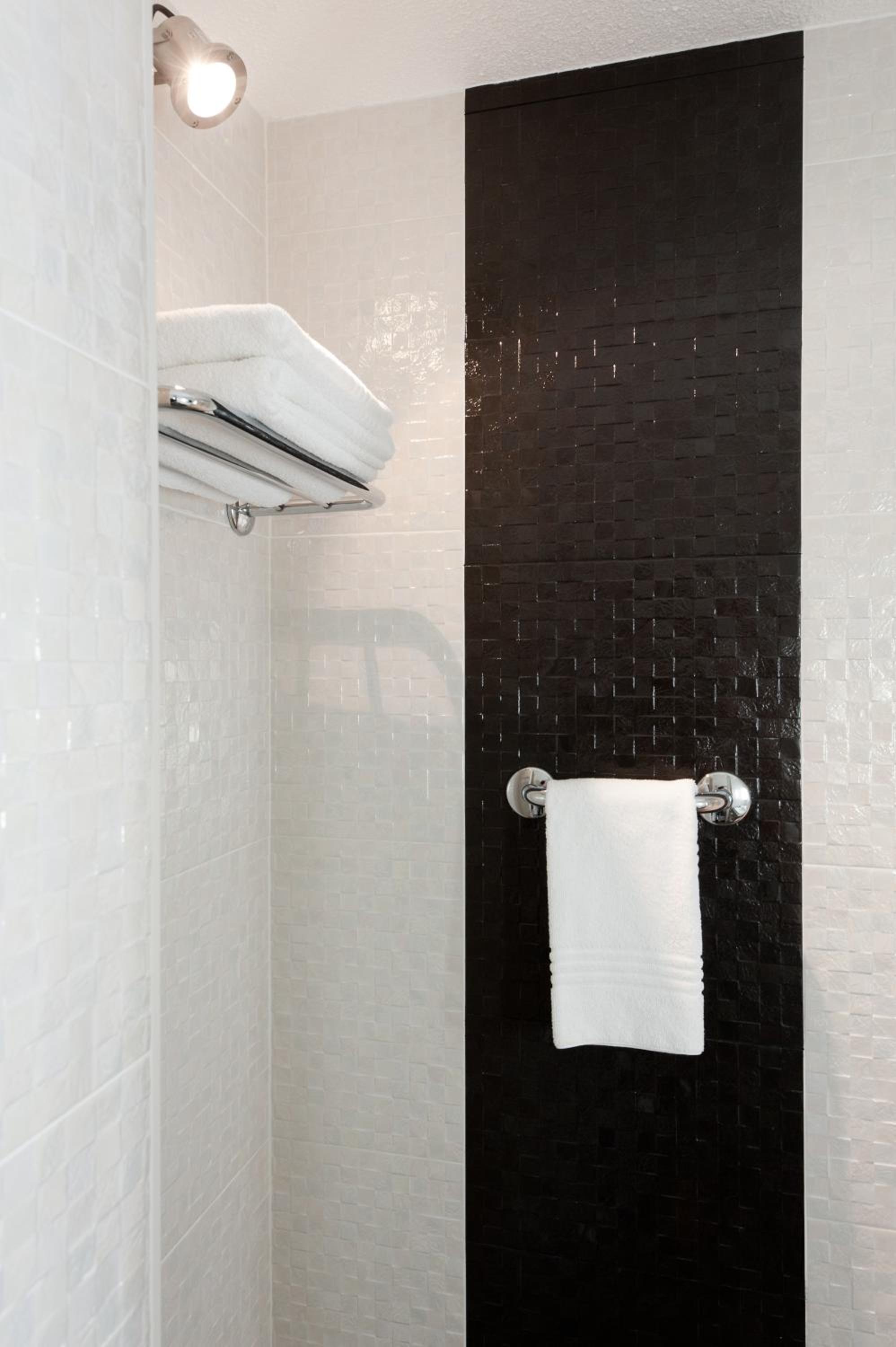 Standard Twin Room - Photo 8