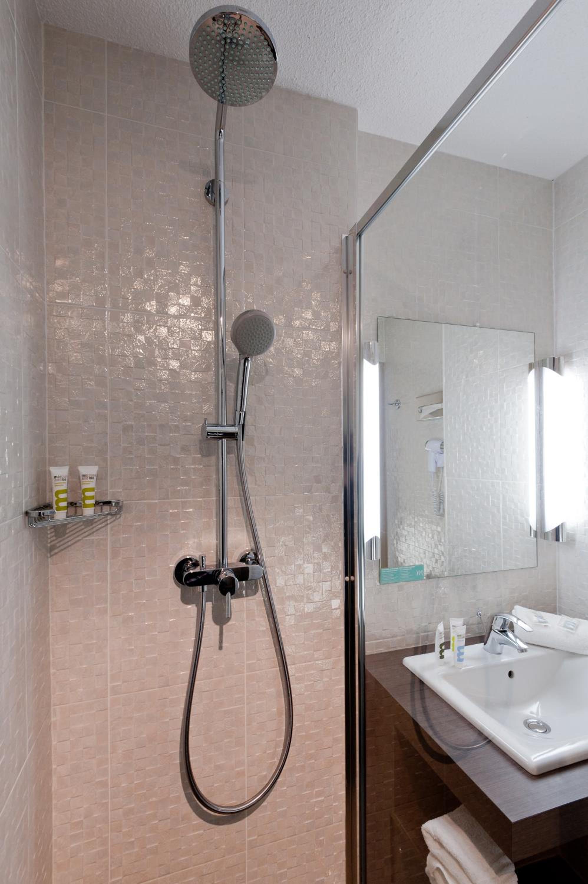 Standard Twin Room - Photo 9