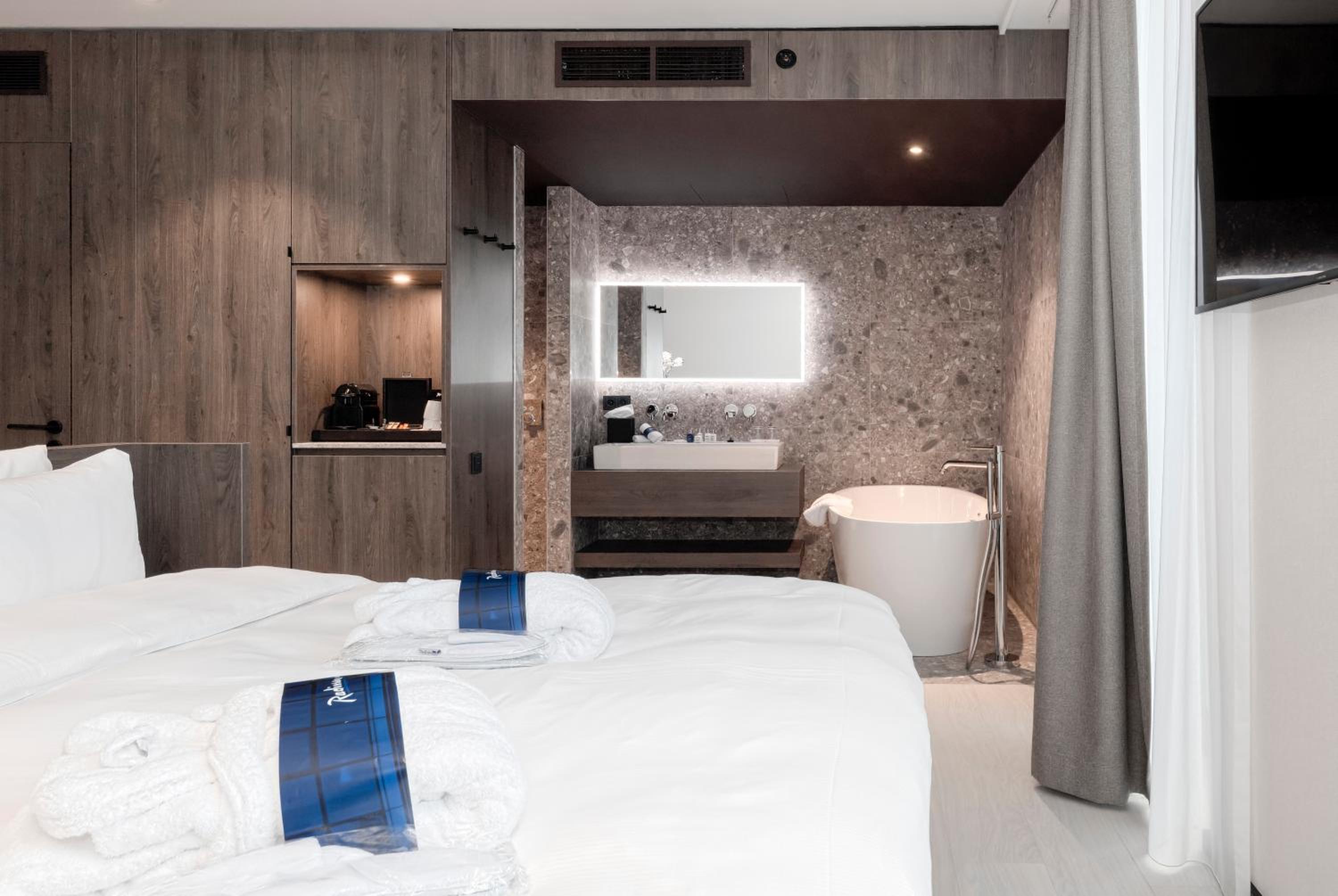 One-Bedroom Suite thumbnail 5