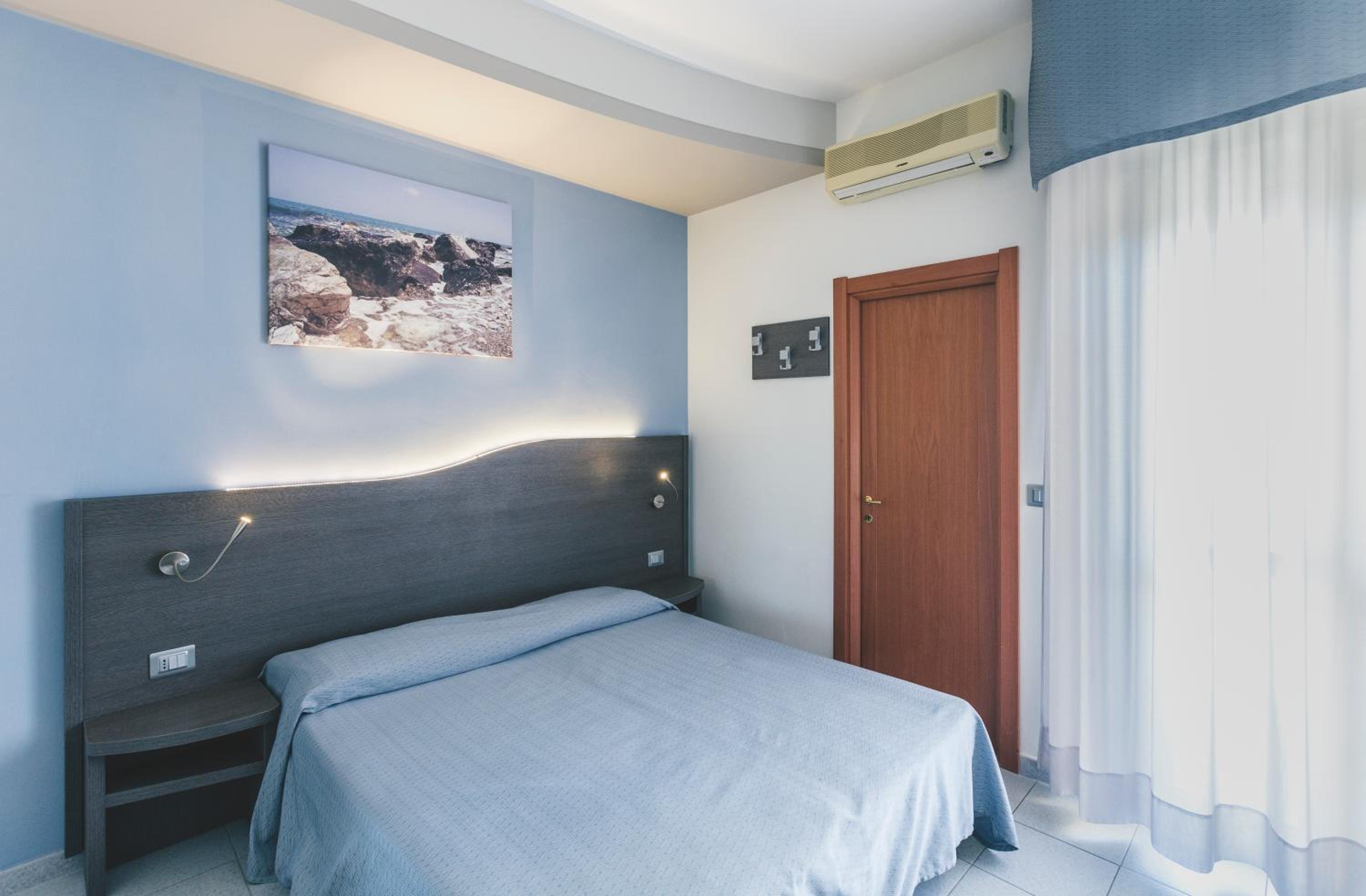 Double or Twin Room with Sea View photo 1