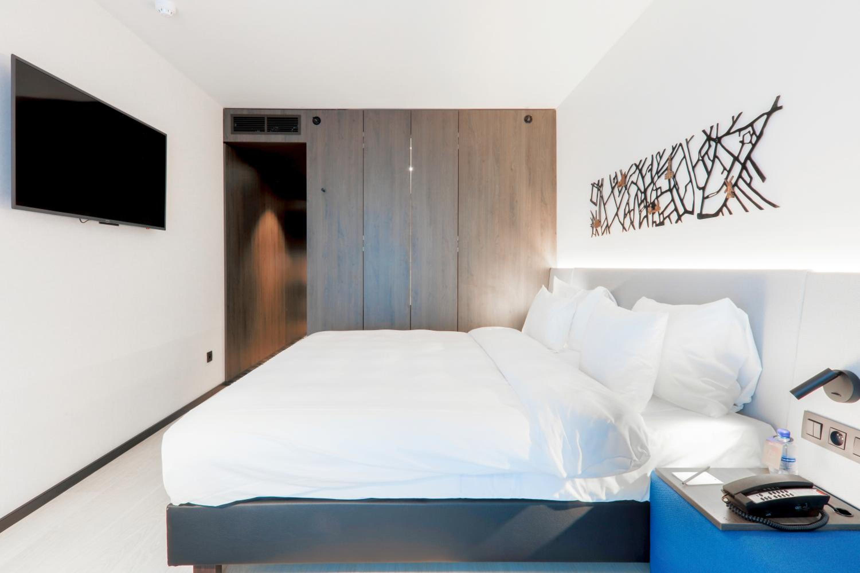 Standard Room thumbnail 6