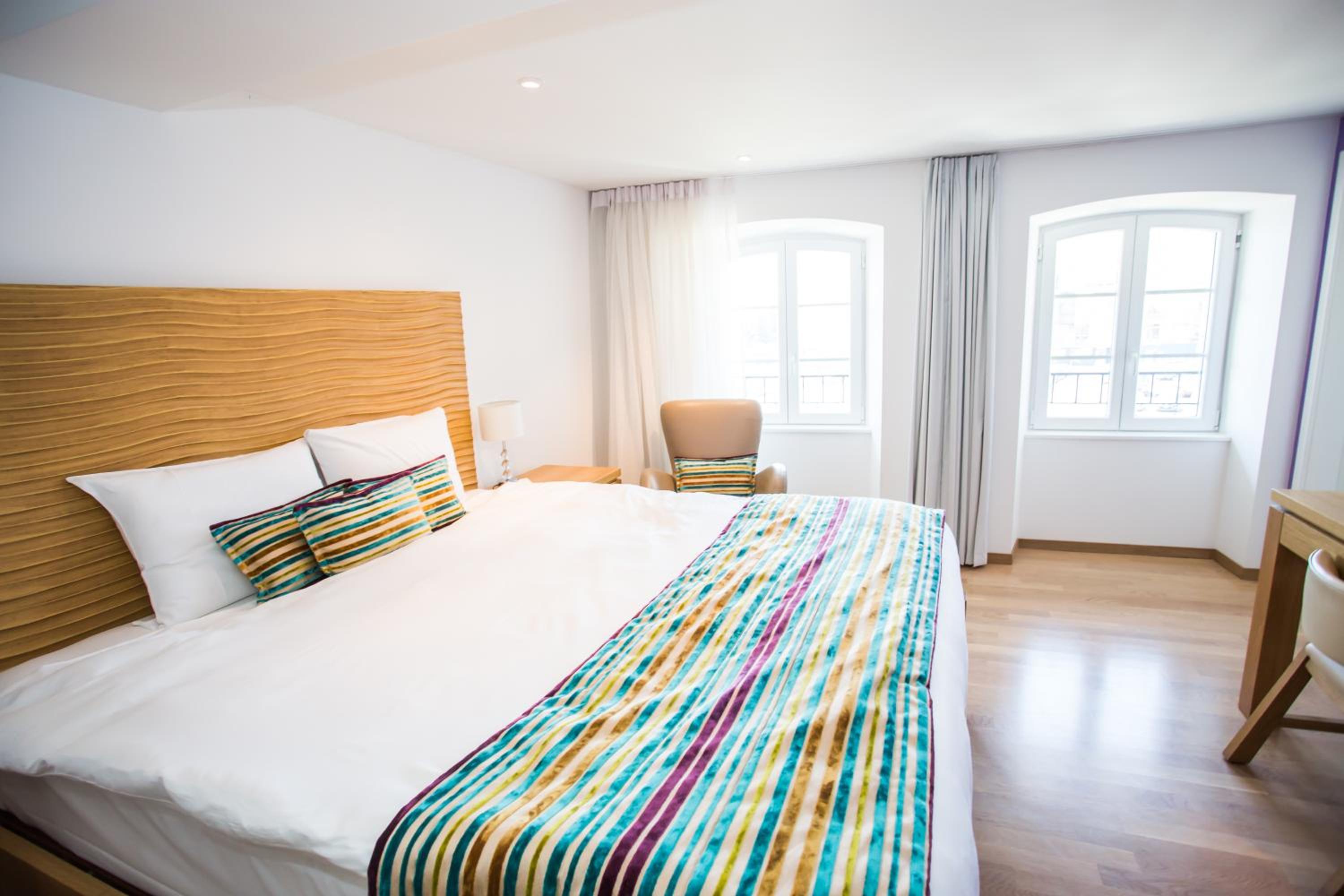 Deluxe Double Room with Lake View - Photo 10