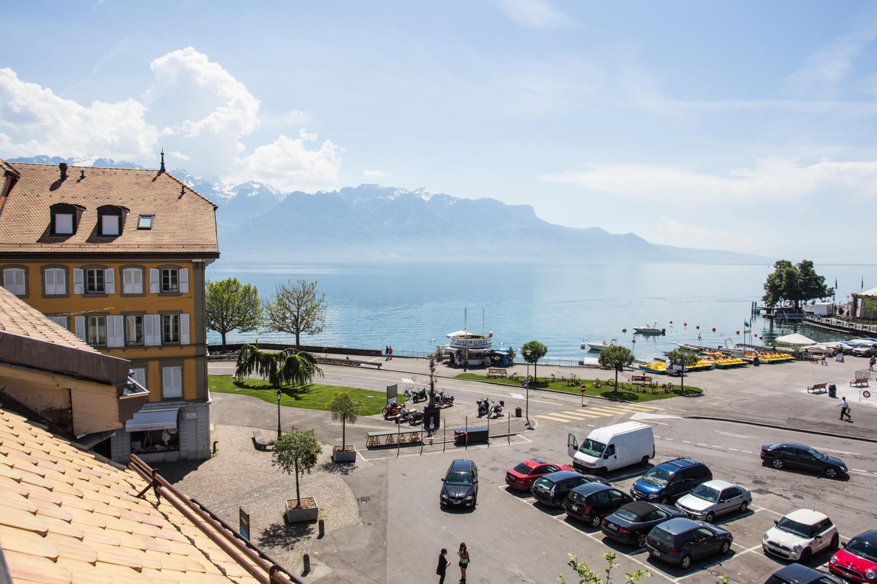 Deluxe Double Room with Lake View - Photo 11