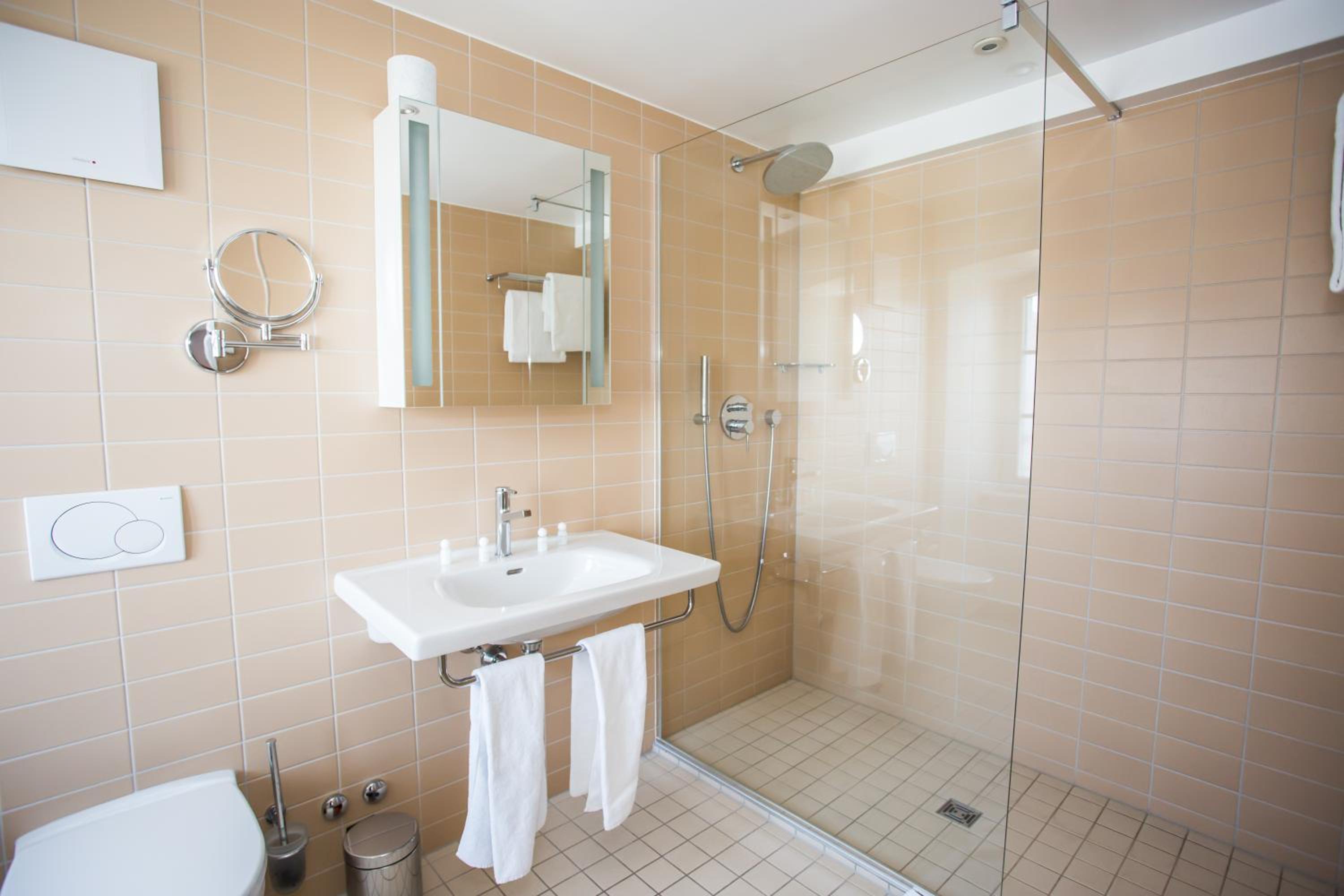 Standard Double Room with Lake View - Photo 5