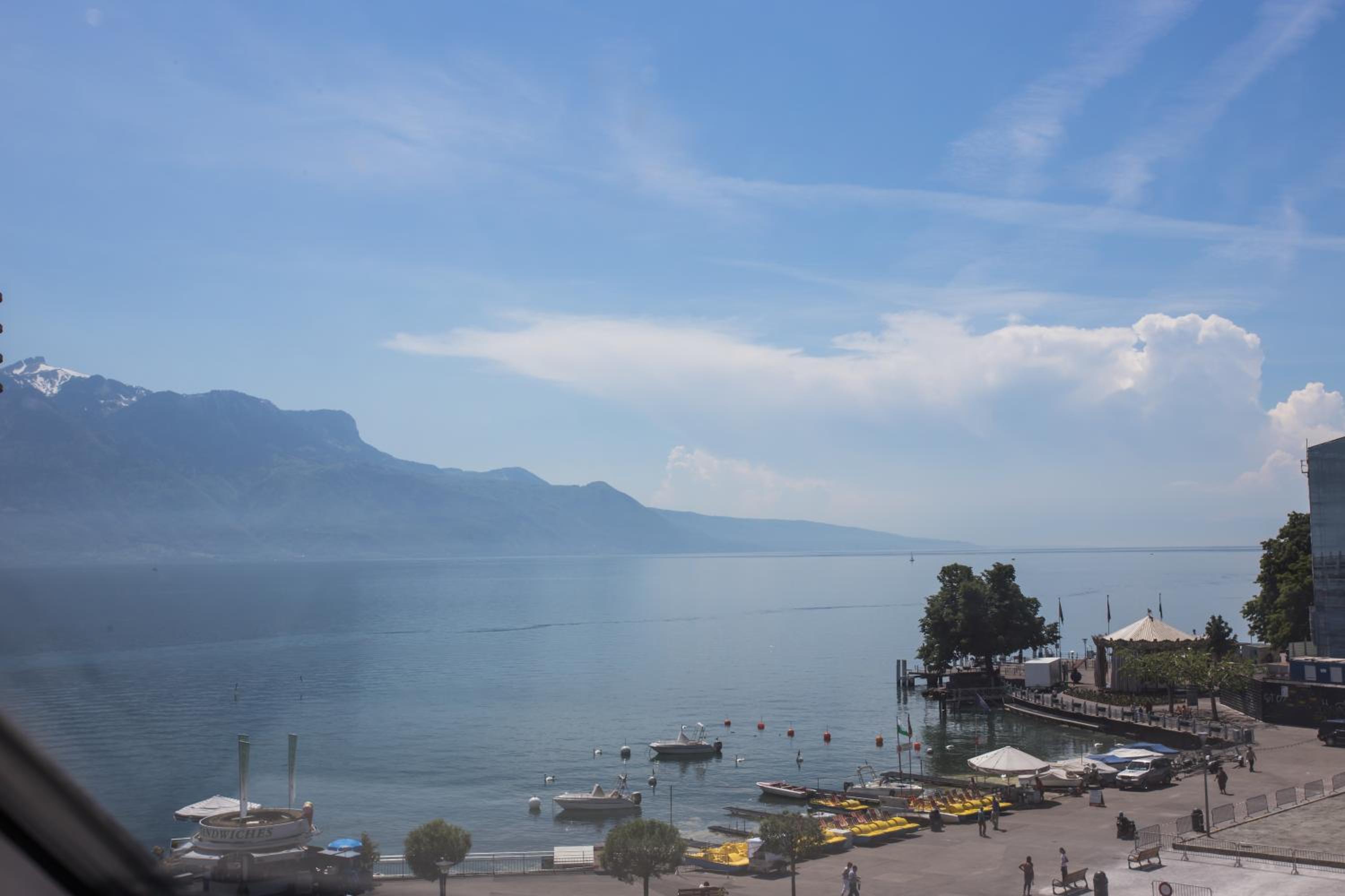 Standard Double Room with Lake View - Photo 8