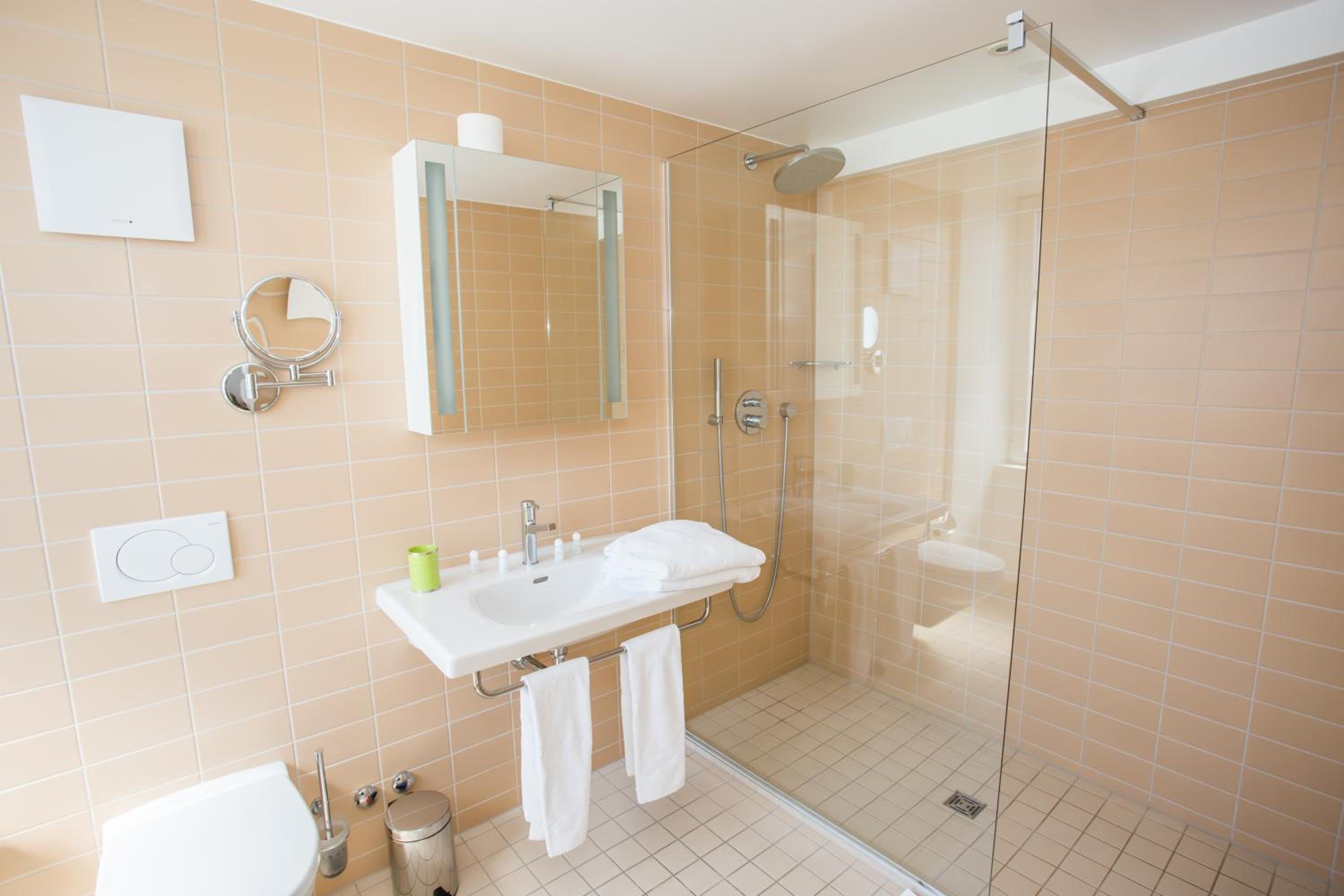 Standard Double Room with Lake View - Photo 3