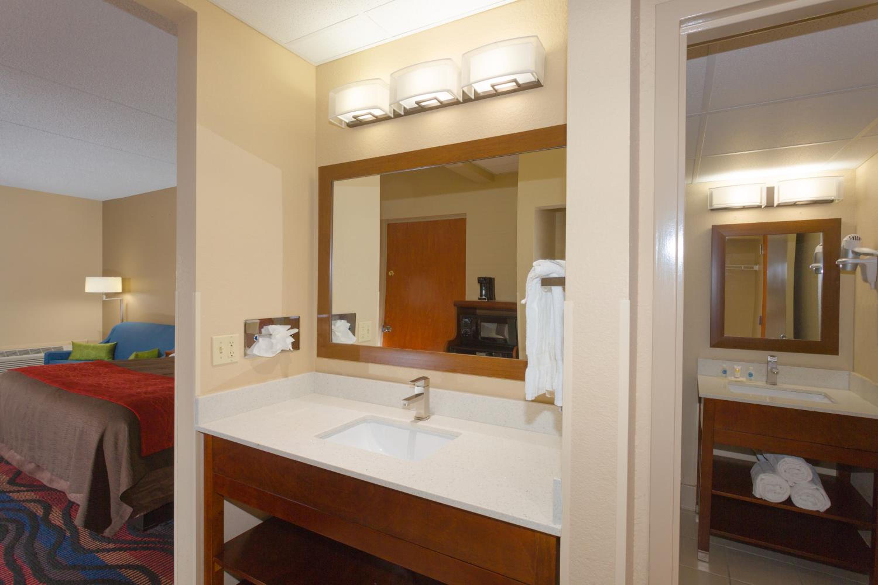 King Room - Non-Smoking - Photo 4