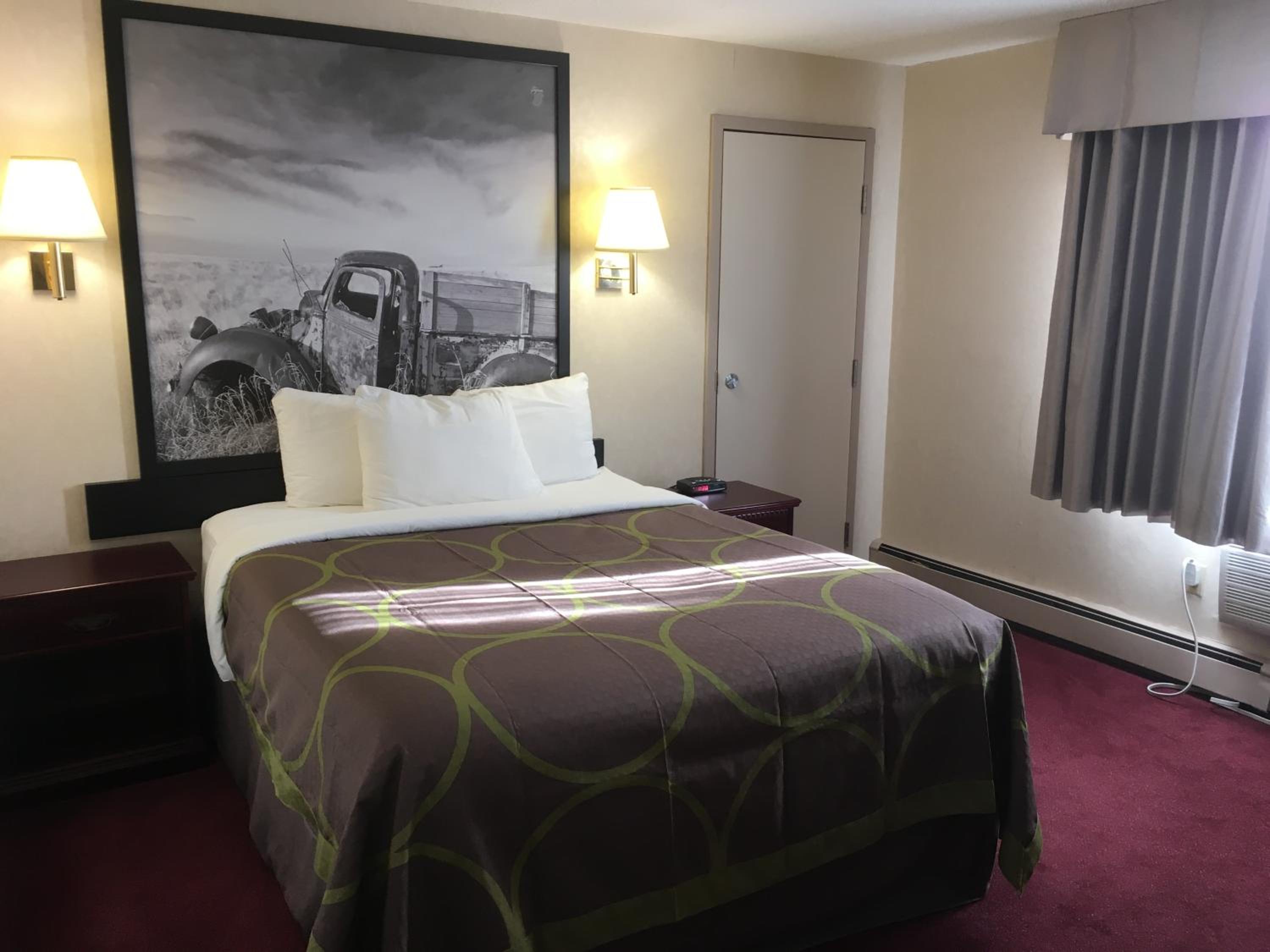 Queen Room - Non-Smoking - Photo 9