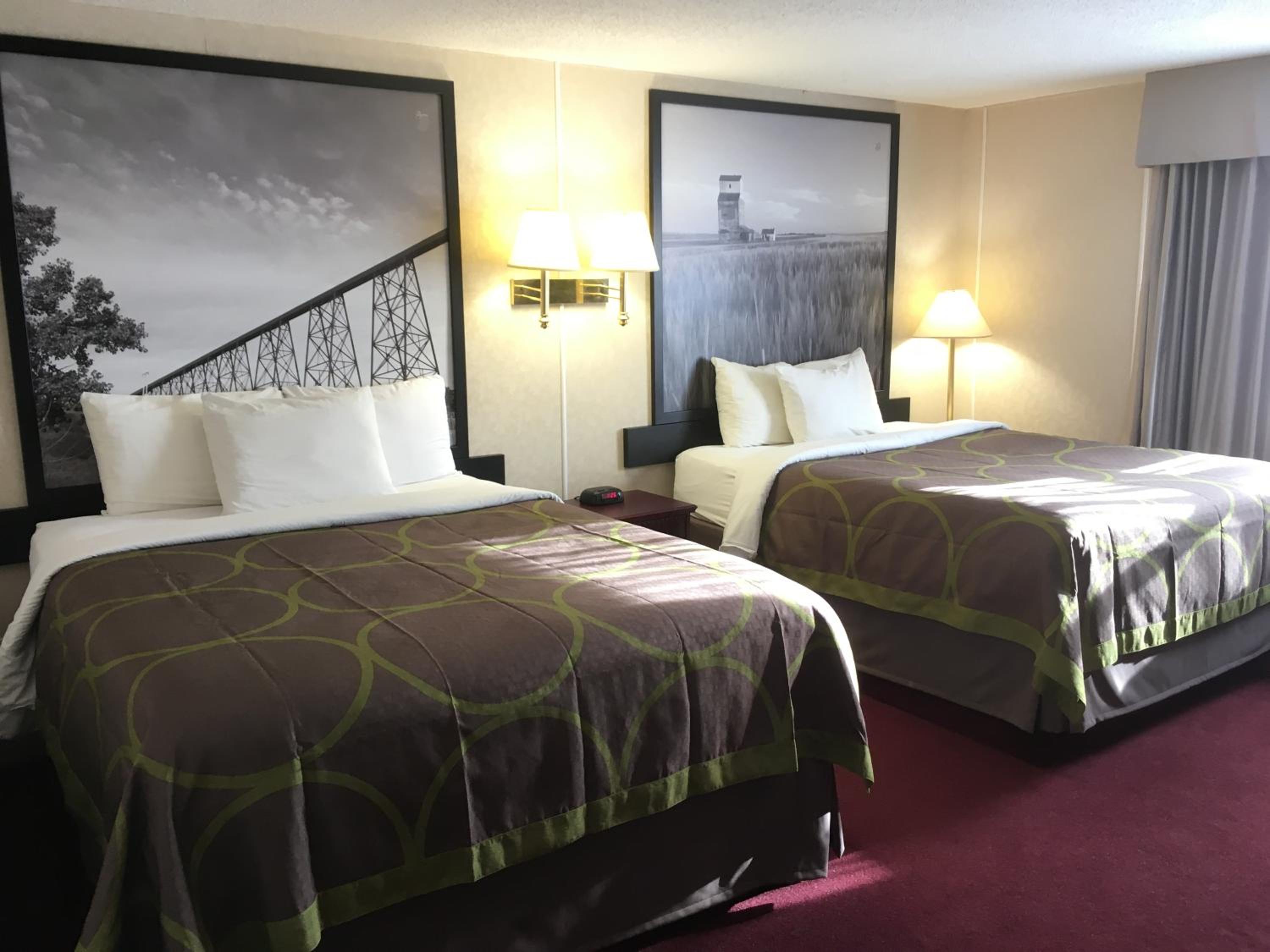 Queen Room with Two Queen Beds - Non-Smoking - Photo 9
