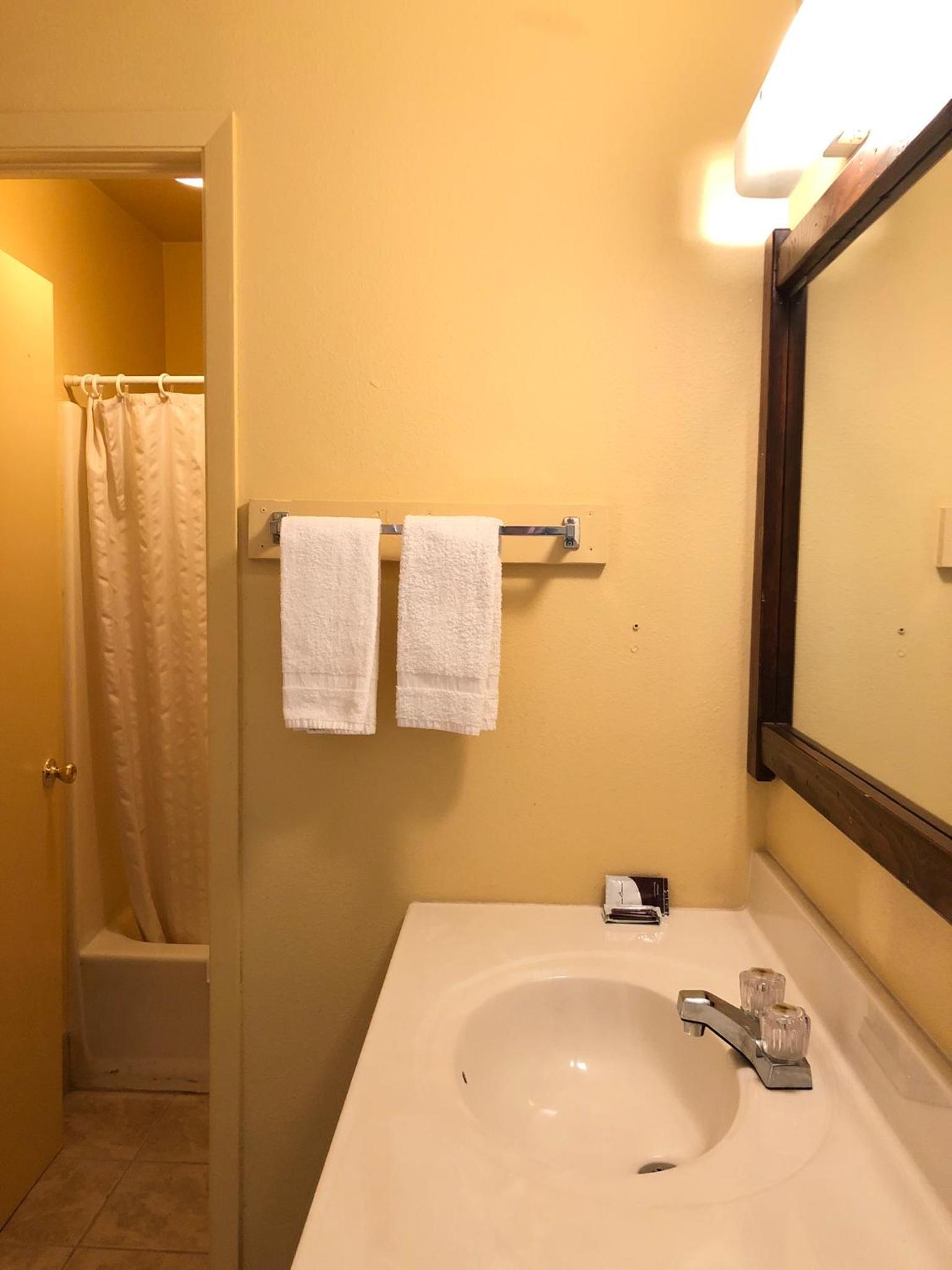 Queen Room with Two Queen Beds photo 3