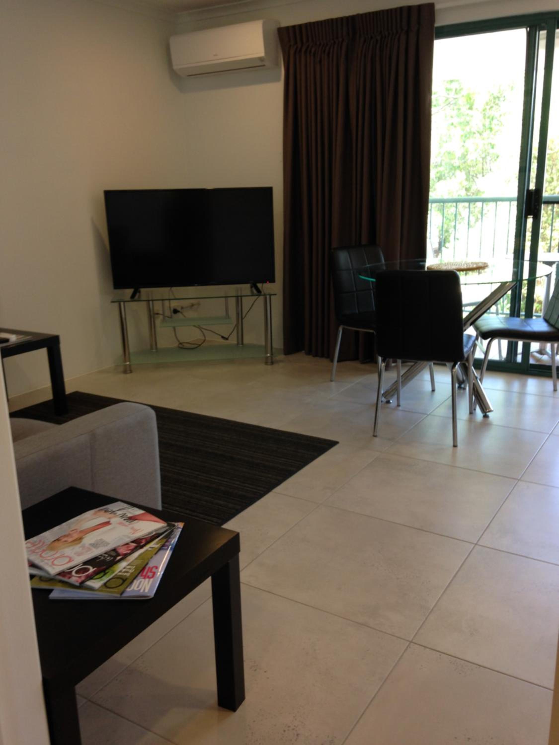1 Bedroom Deluxe Apartment - Downstairs thumbnail 5