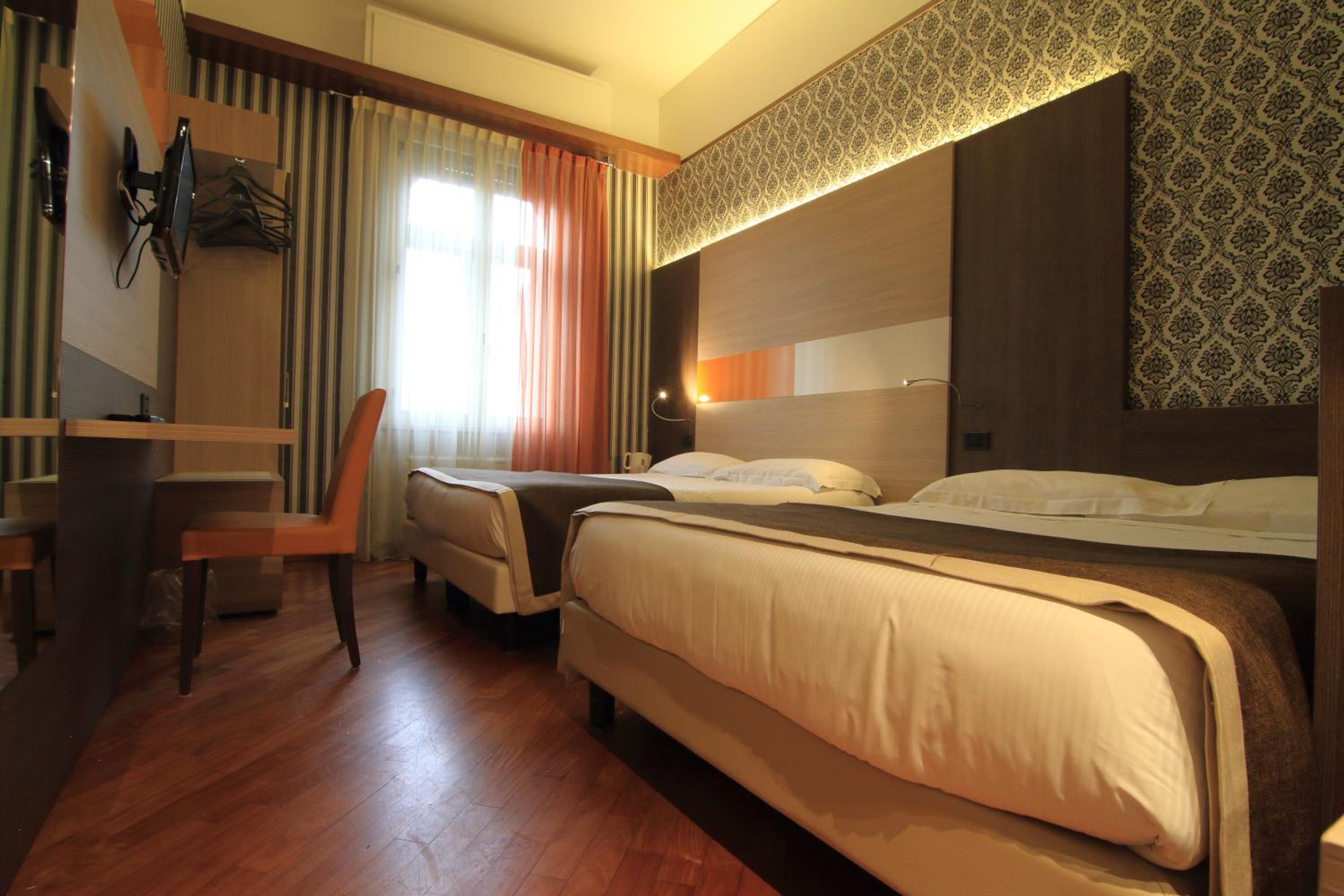 Quadruple Room thumbnail 5
