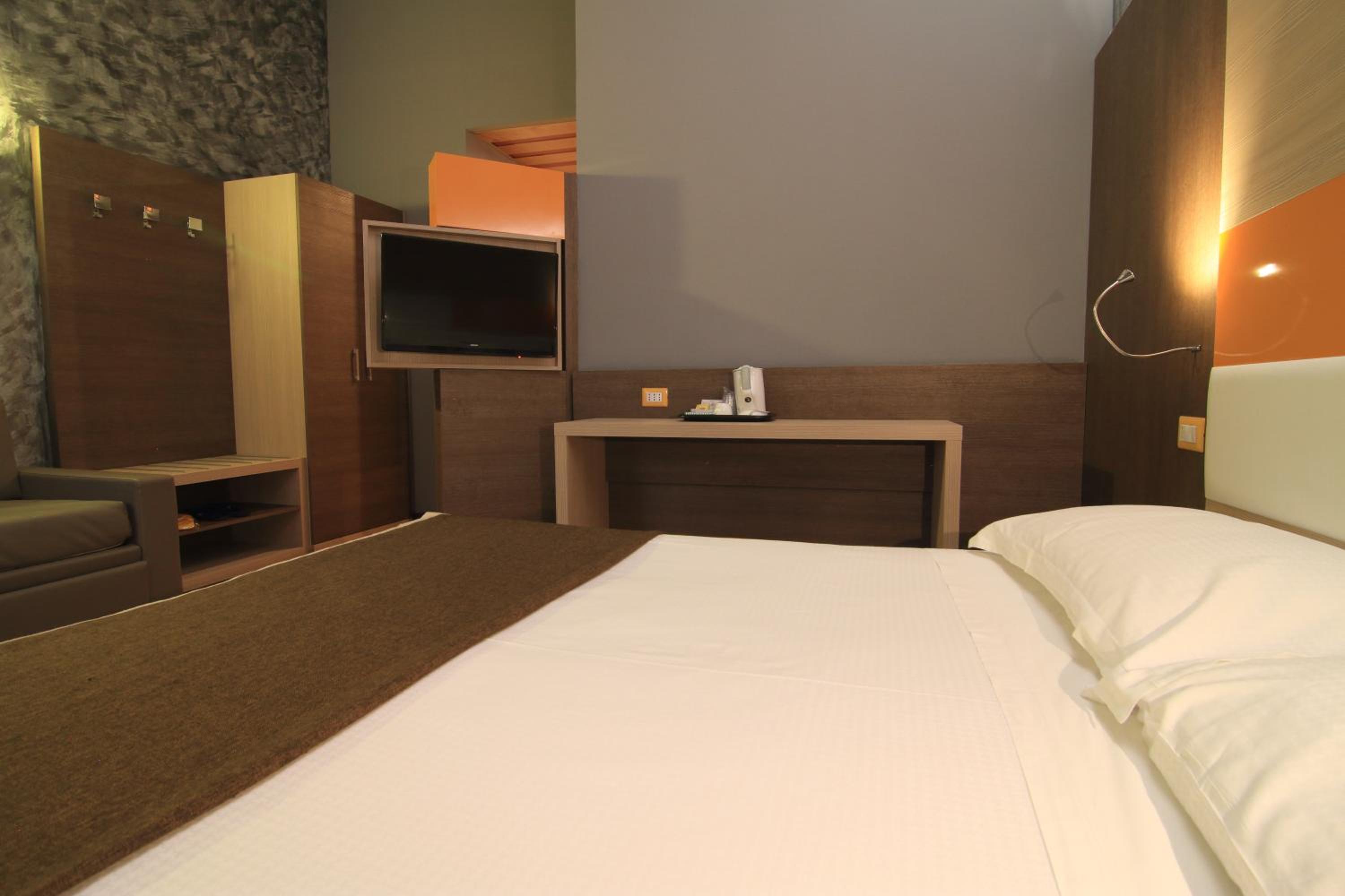Quadruple Room thumbnail 6