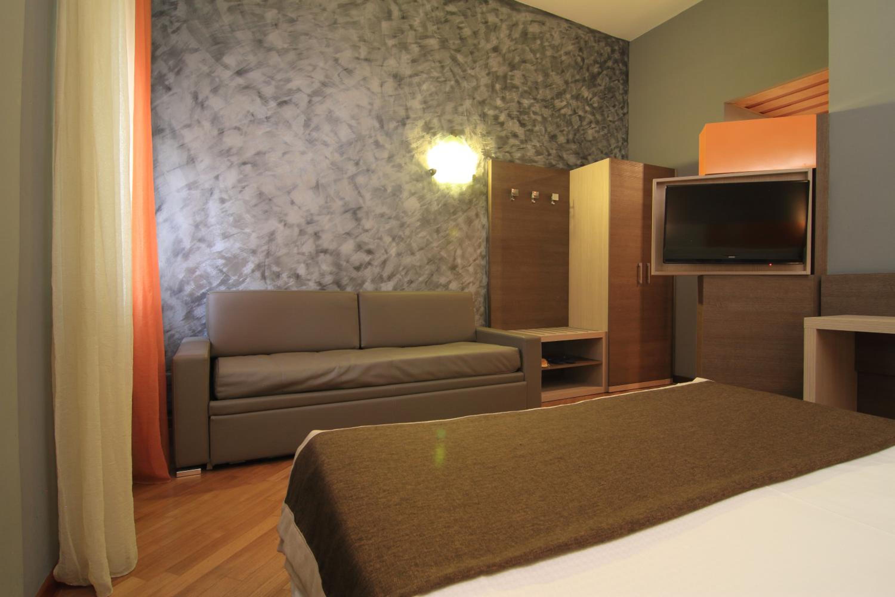 Quadruple Room thumbnail 5