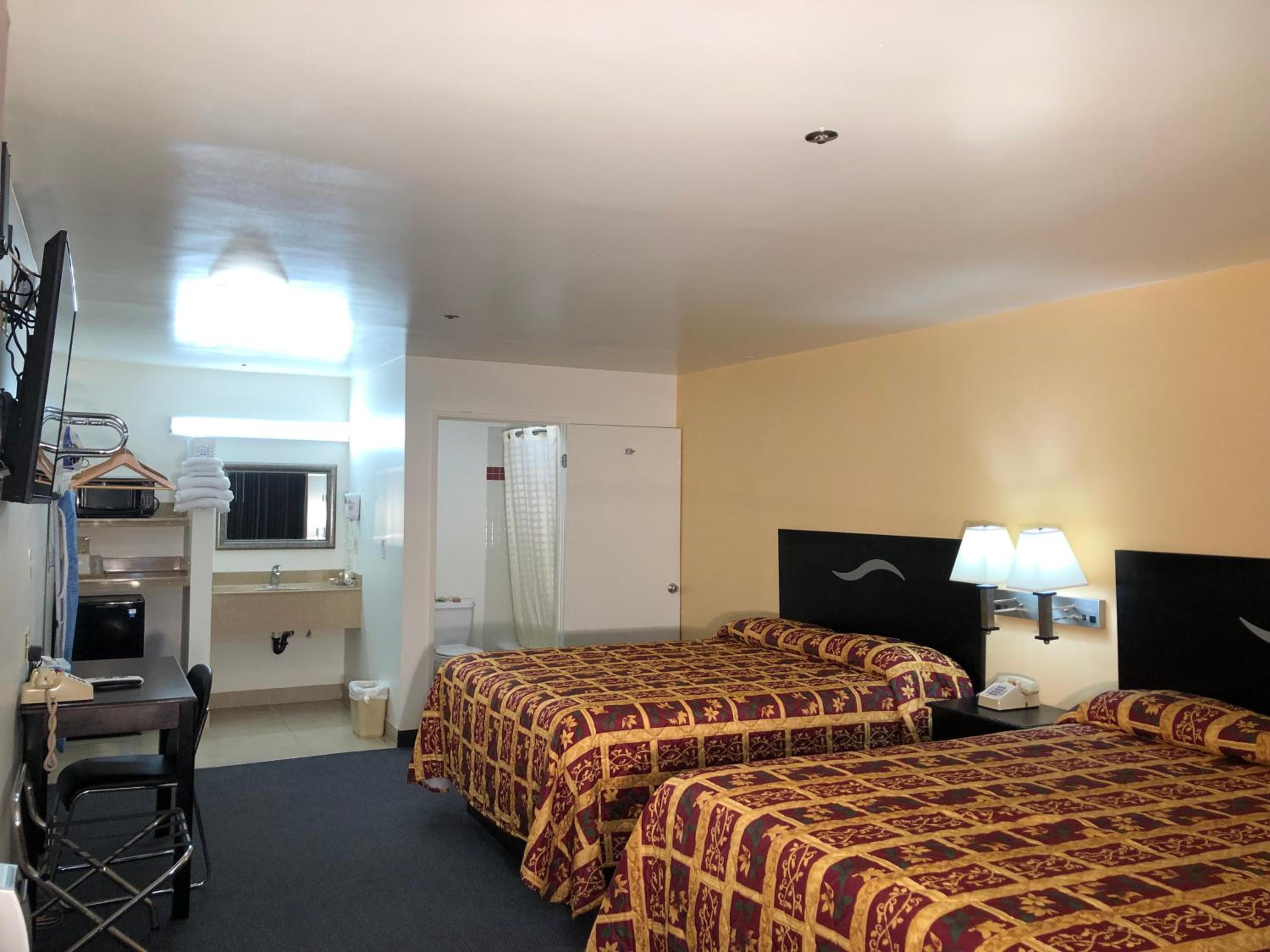 Queen Room with Two Queen Beds photo 1