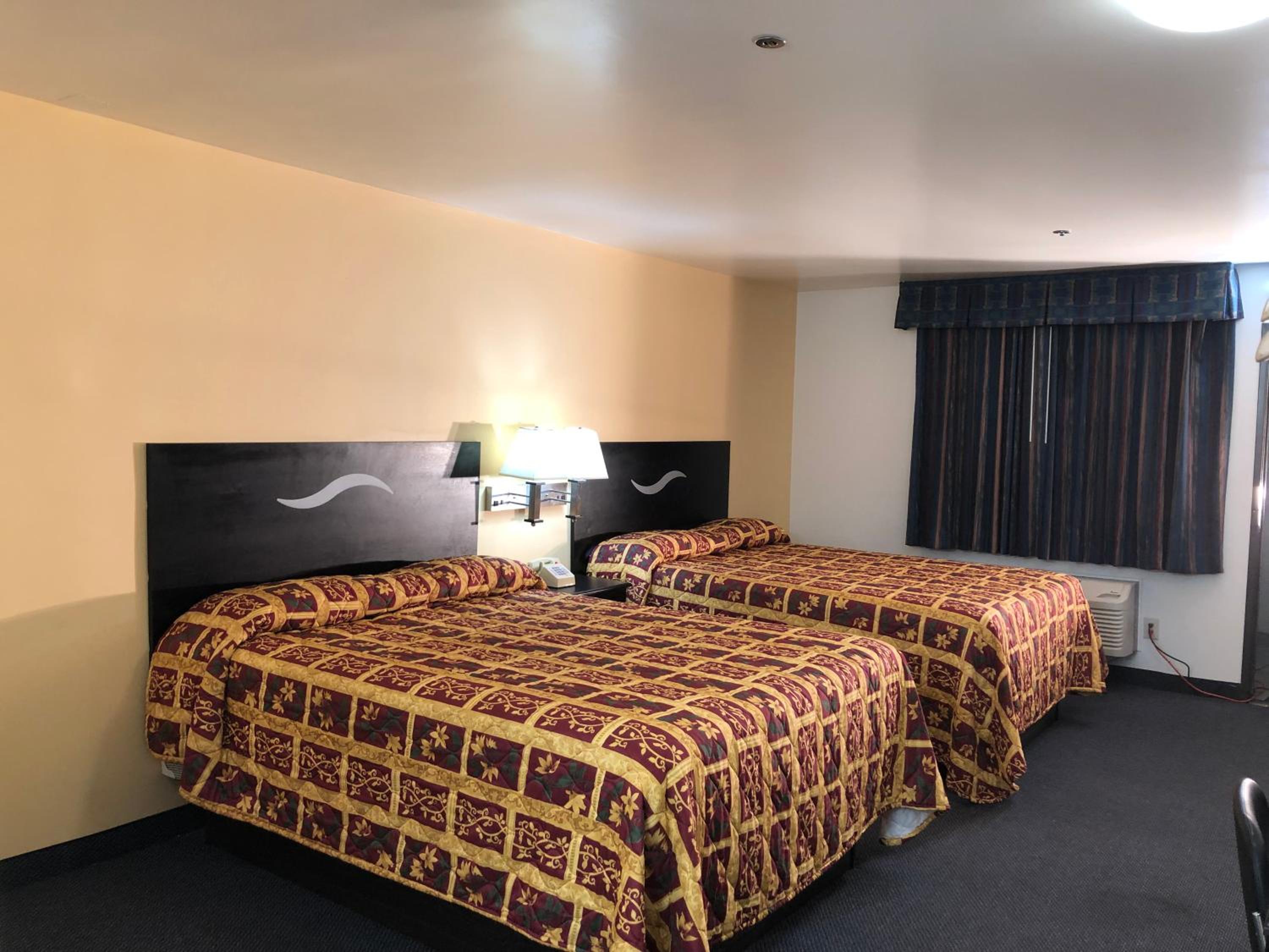 Queen Room with Two Queen Beds photo 3