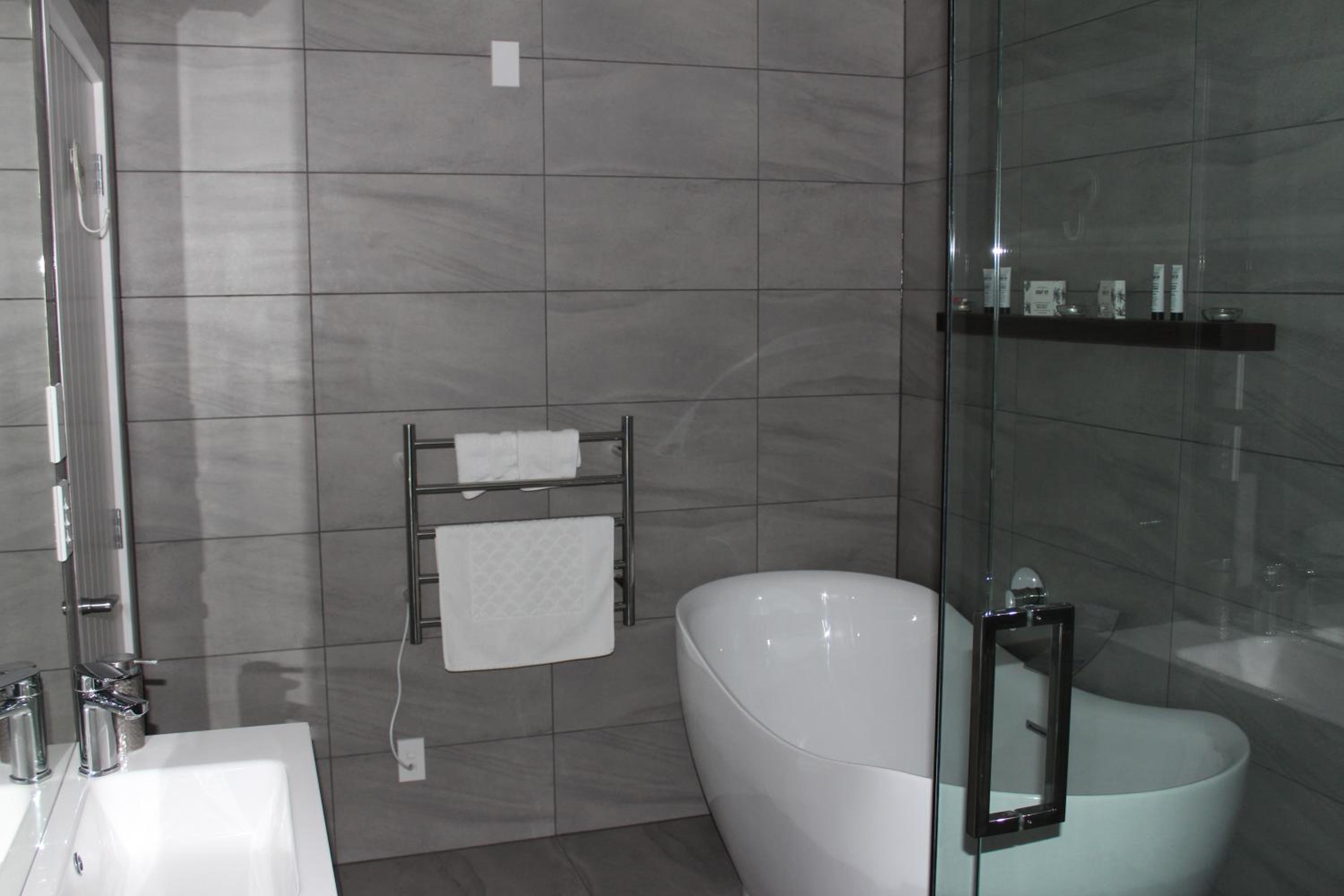Superior One-Bedroom Apartment with Panoramic Lake View - Photo 18