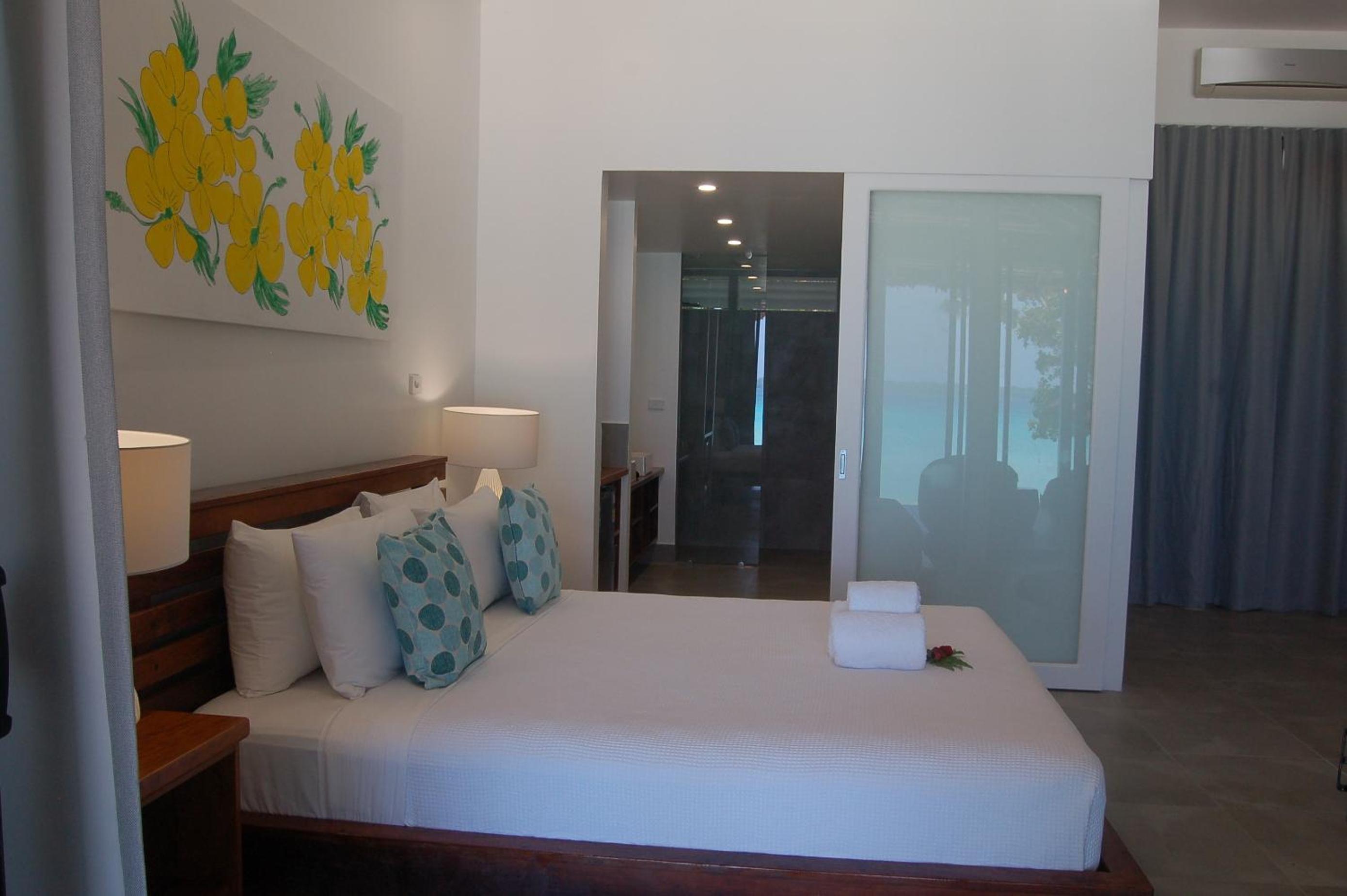 Beachfront Executive Suite with Plunge Pool photo 2