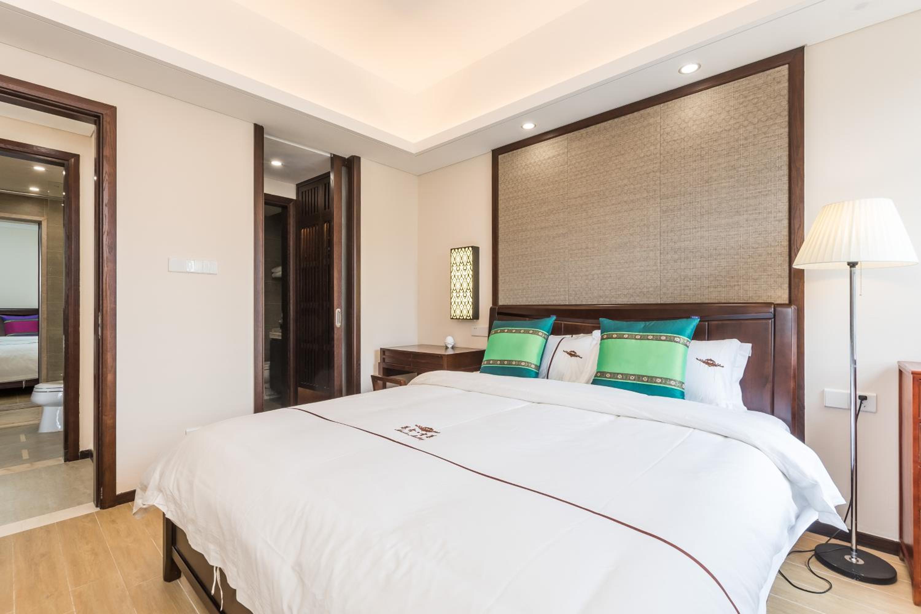 Three-Bedroom Villa - Photo 9