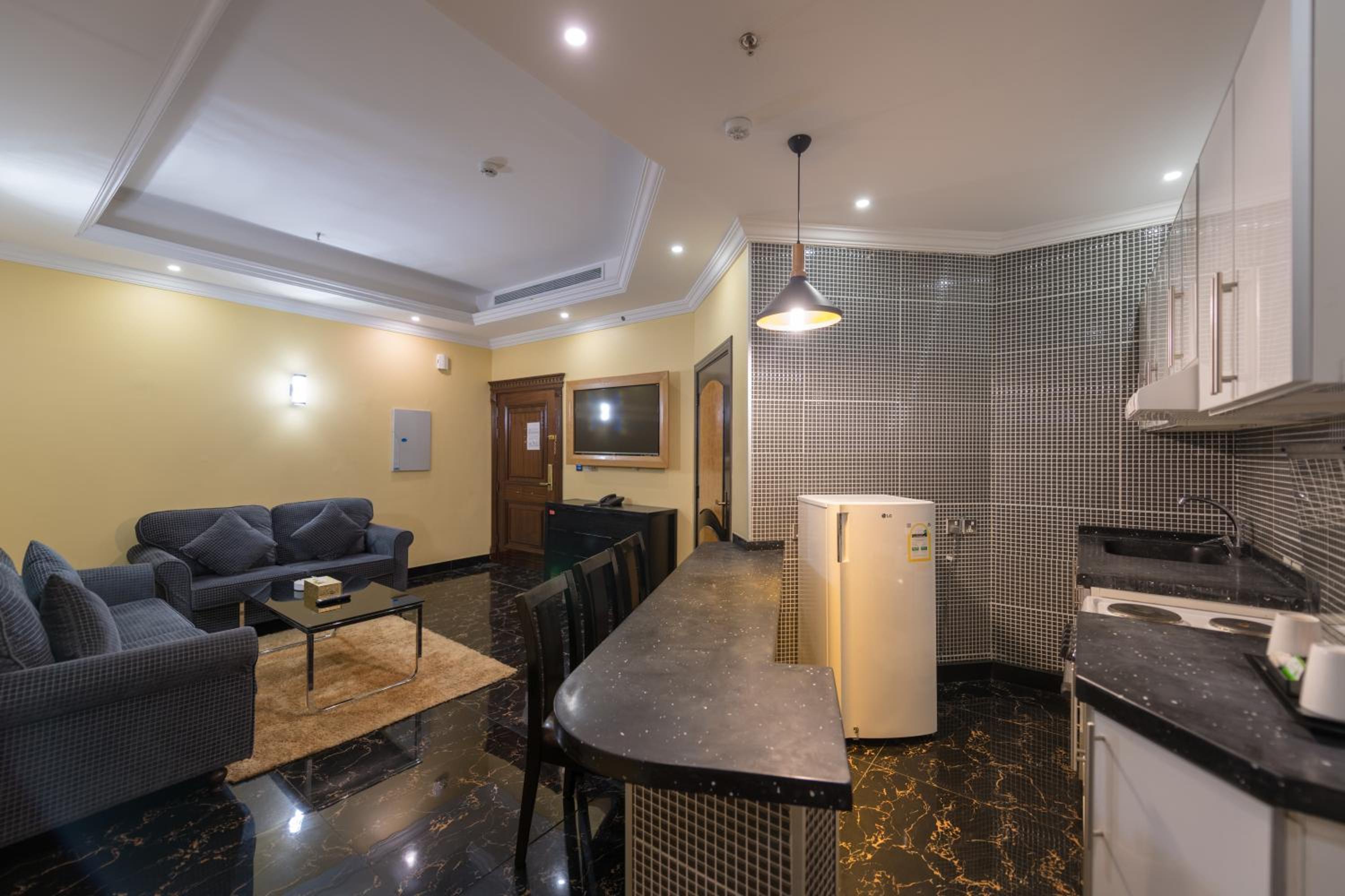 One-Bedroom Apartment - Photo 6