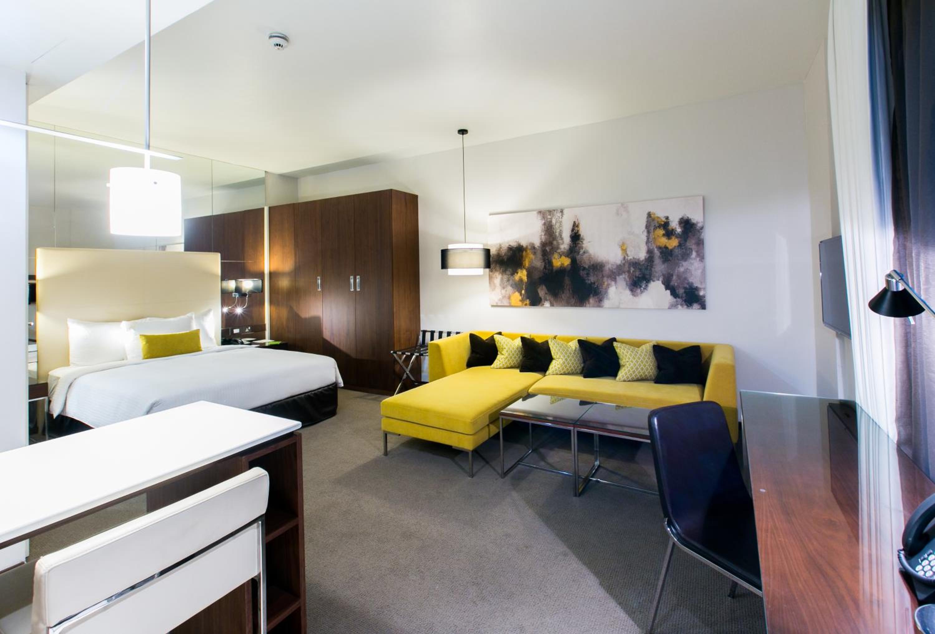 Studio with Kitchenette - Queen Bed photo 3