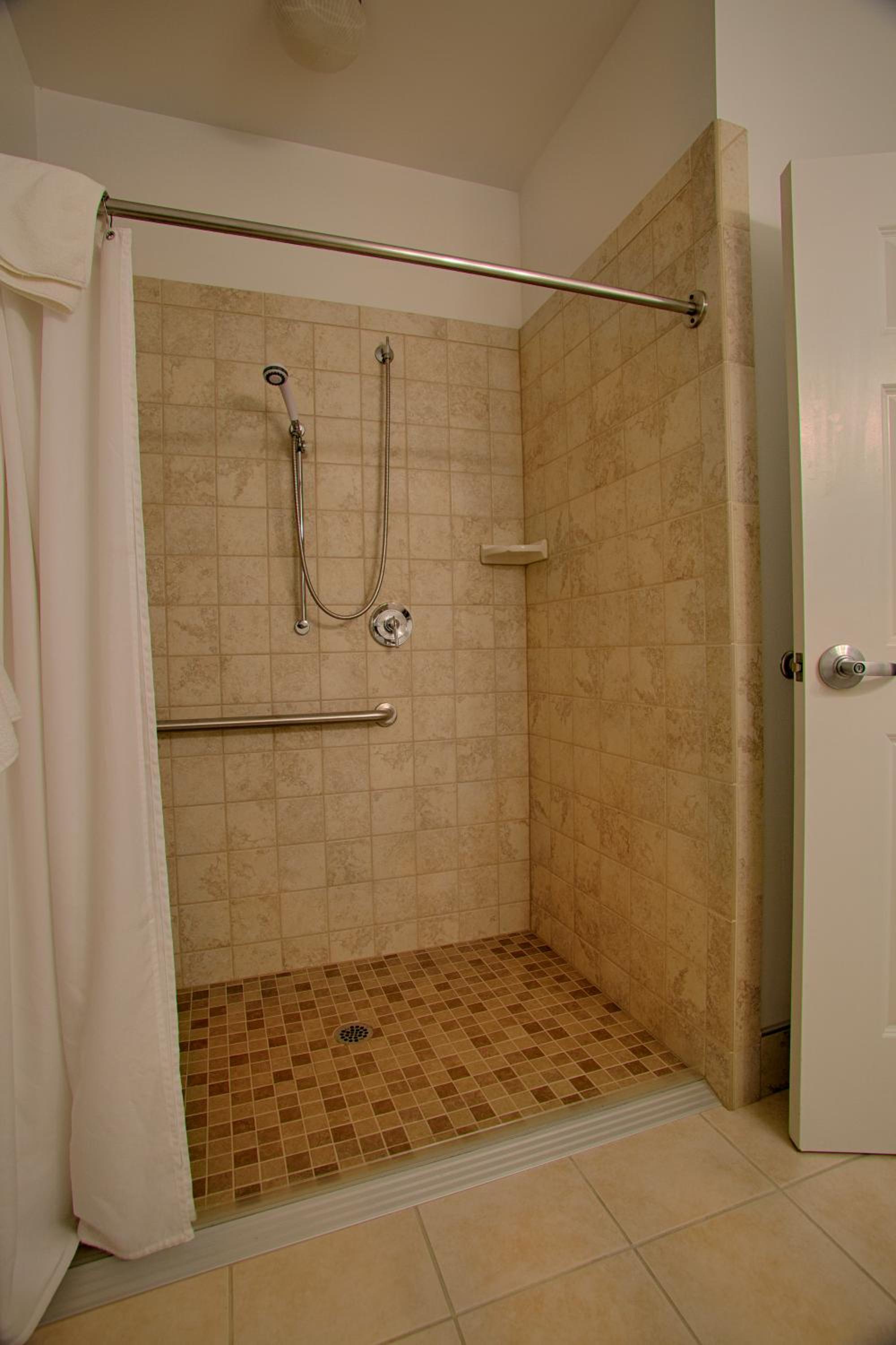 King Room with Roll-In Shower - Disability Access - Photo 2