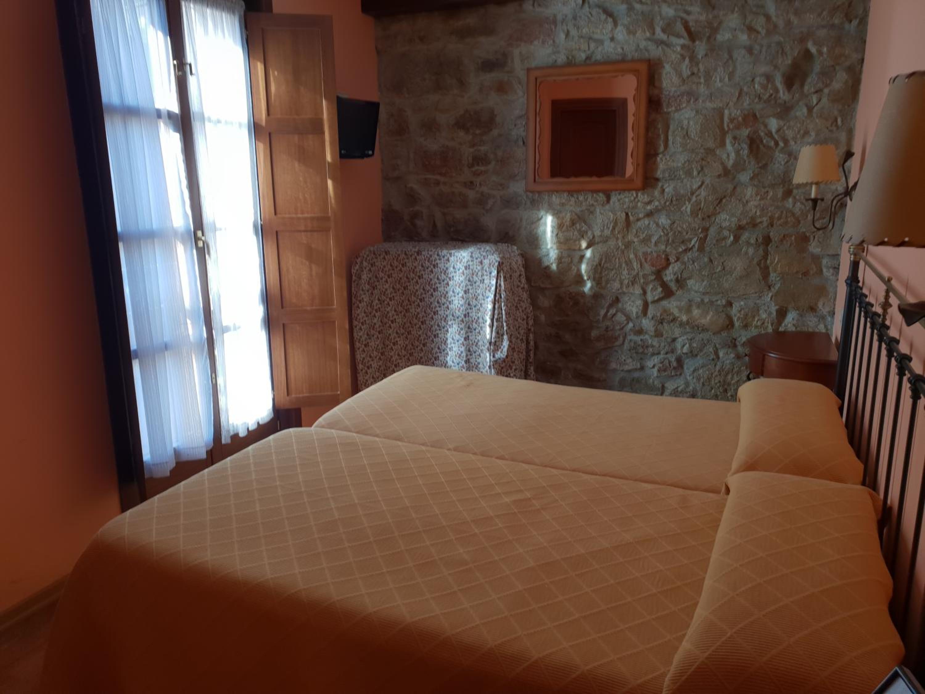Double or Twin Room with Bathroom - Photo 4